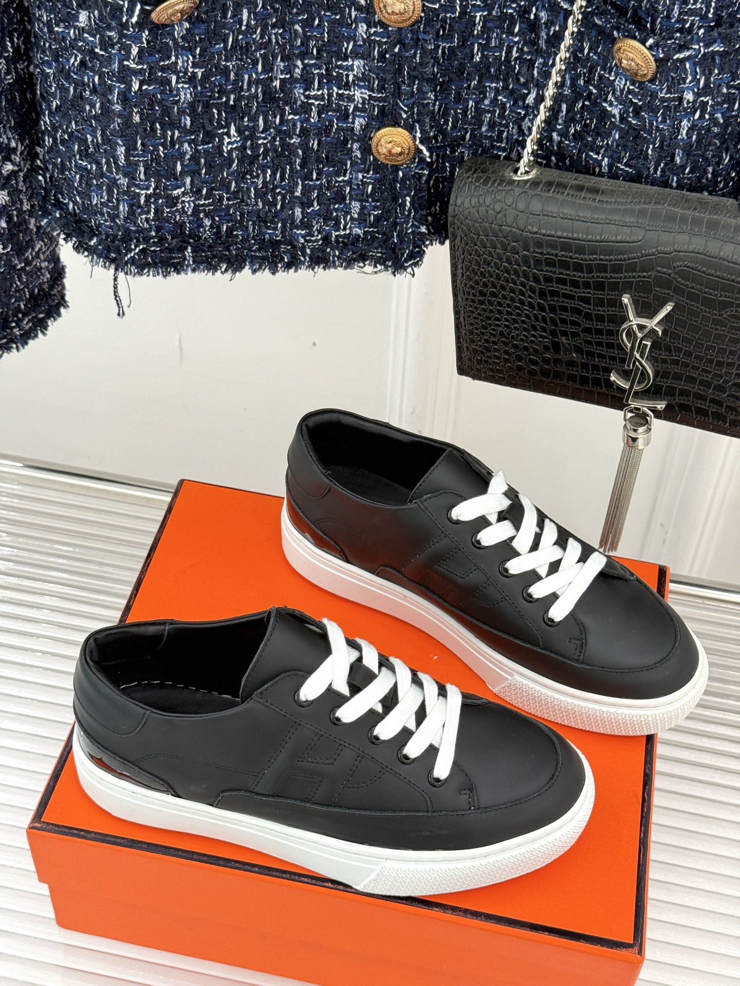 
Hermès/爱马仕经典H标情侣款休闲小白鞋
简直是为追求品质与时尚的情侣量身定制！
标志性的H标低调