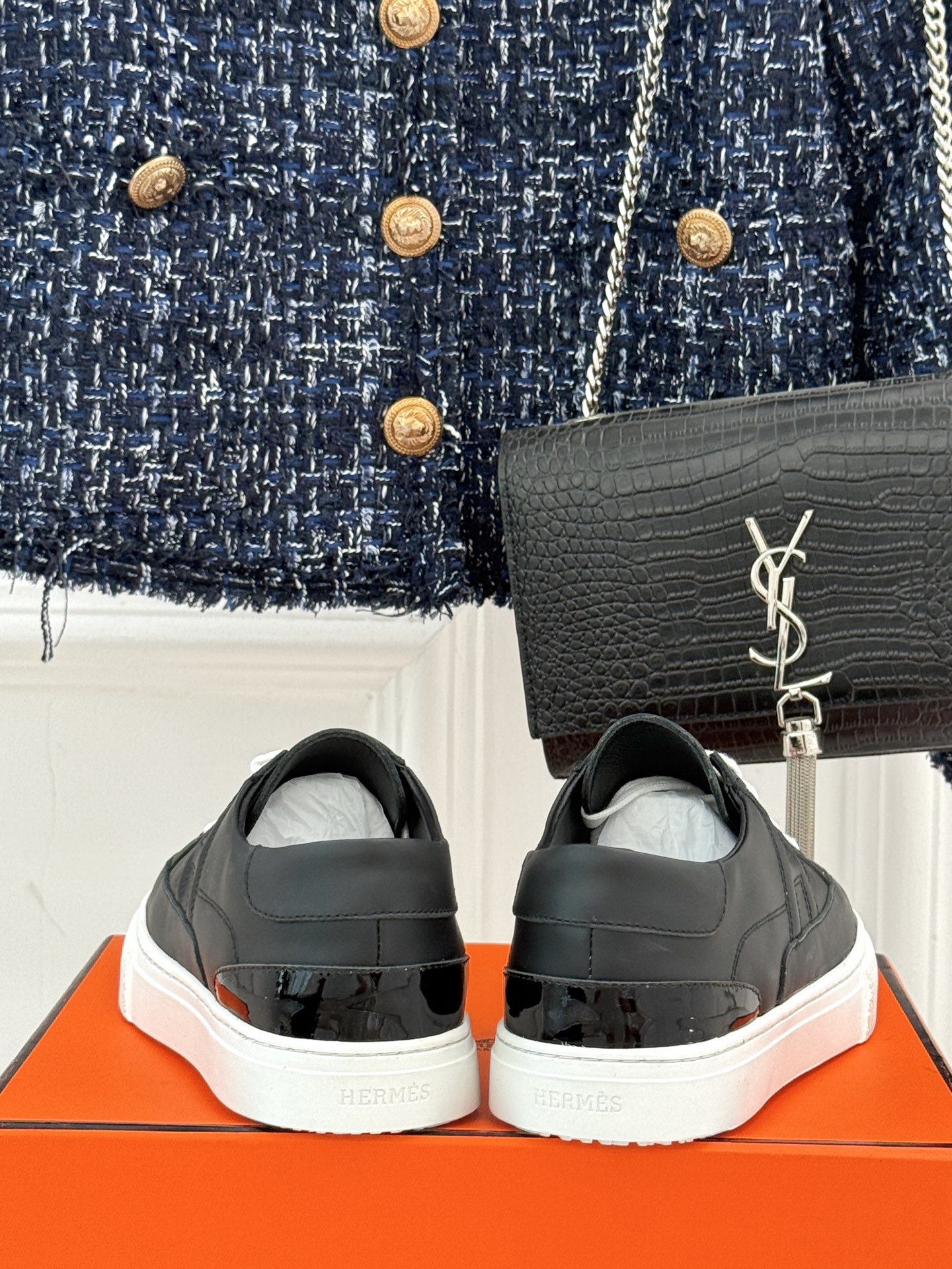 
Hermès/爱马仕经典H标情侣款休闲小白鞋
简直是为追求品质与时尚的情侣量身定制！
标志性的H标低调