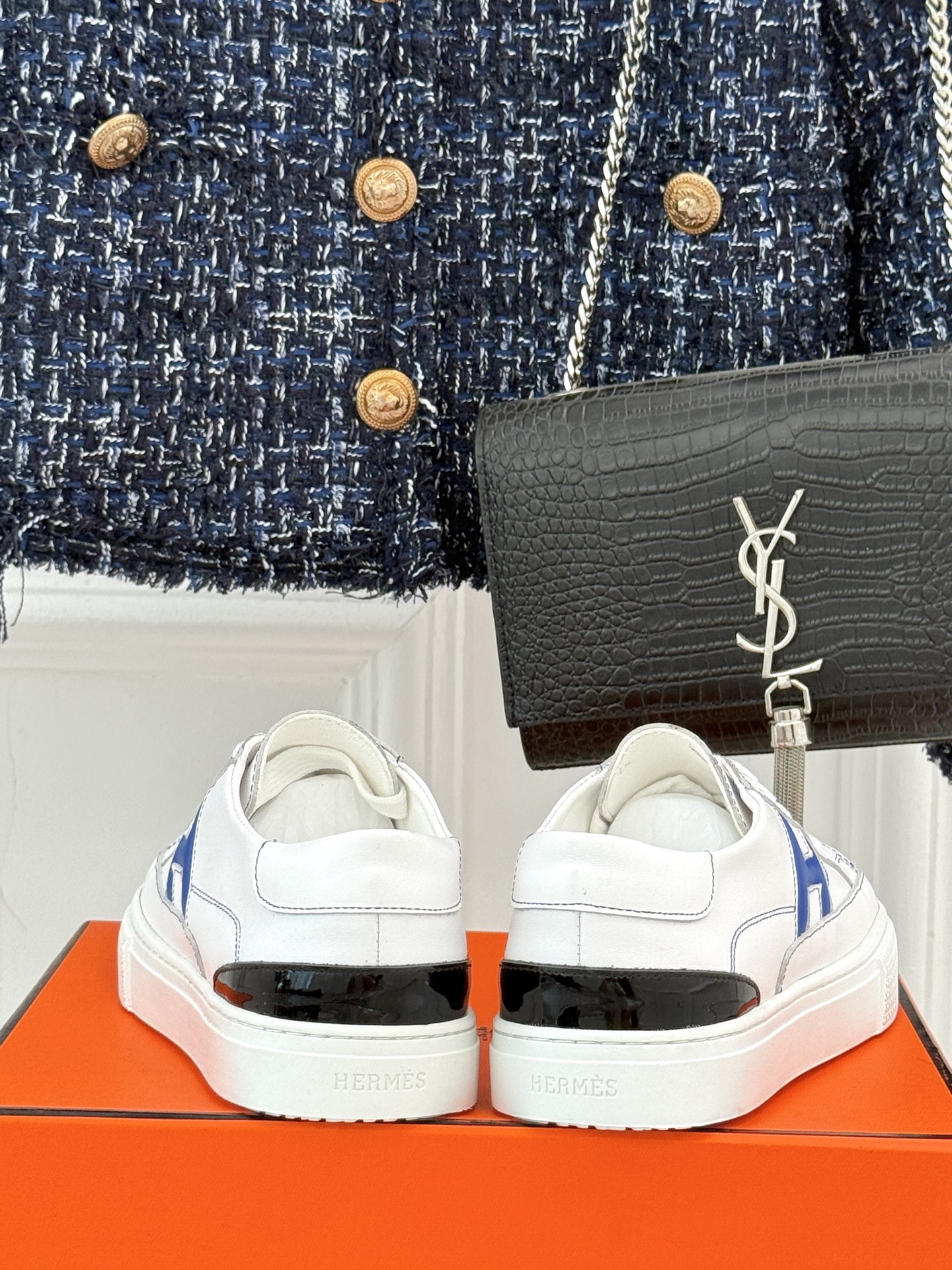 
Hermès/爱马仕经典H标情侣款休闲小白鞋
简直是为追求品质与时尚的情侣量身定制！
标志性的H标低调