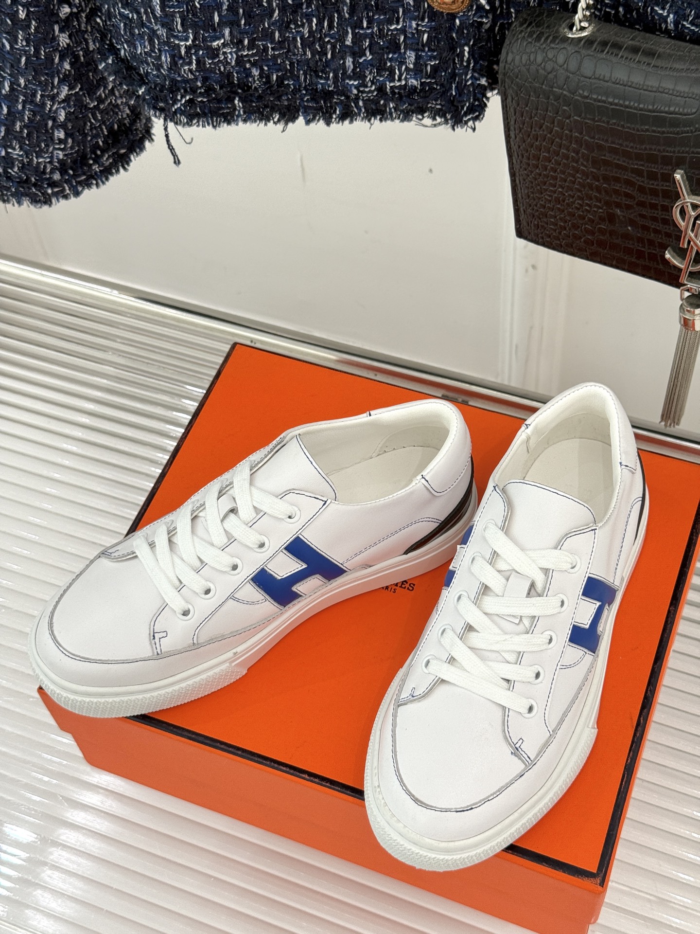 
Hermès/爱马仕经典H标情侣款休闲小白鞋
简直是为追求品质与时尚的情侣量身定制！
标志性的H标低调