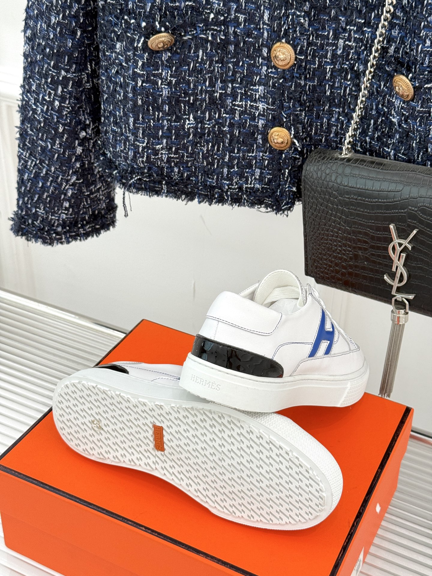
Hermès/爱马仕经典H标情侣款休闲小白鞋
简直是为追求品质与时尚的情侣量身定制！
标志性的H标低调