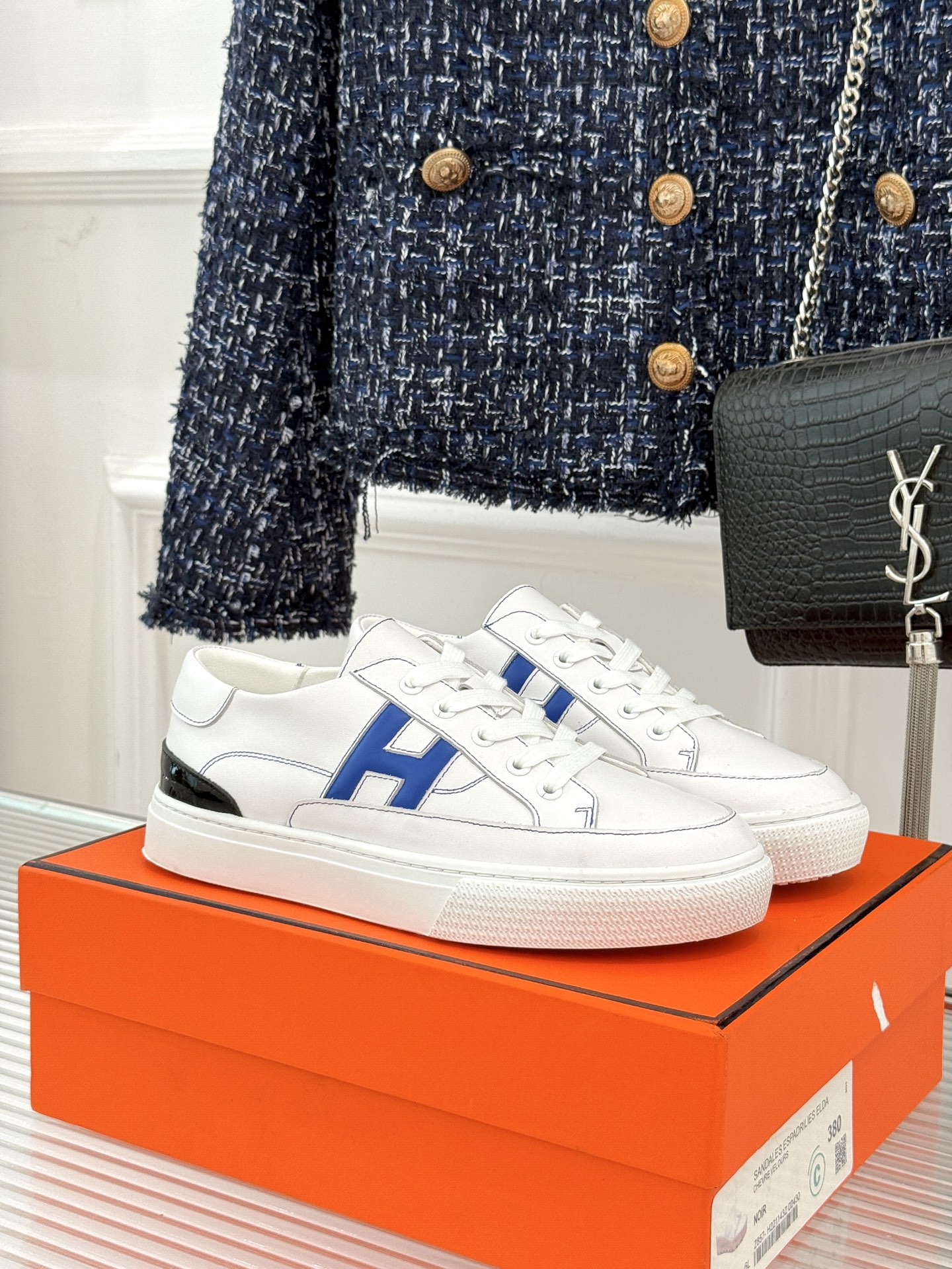 
Hermès/爱马仕经典H标情侣款休闲小白鞋
简直是为追求品质与时尚的情侣量身定制！
标志性的H标低调