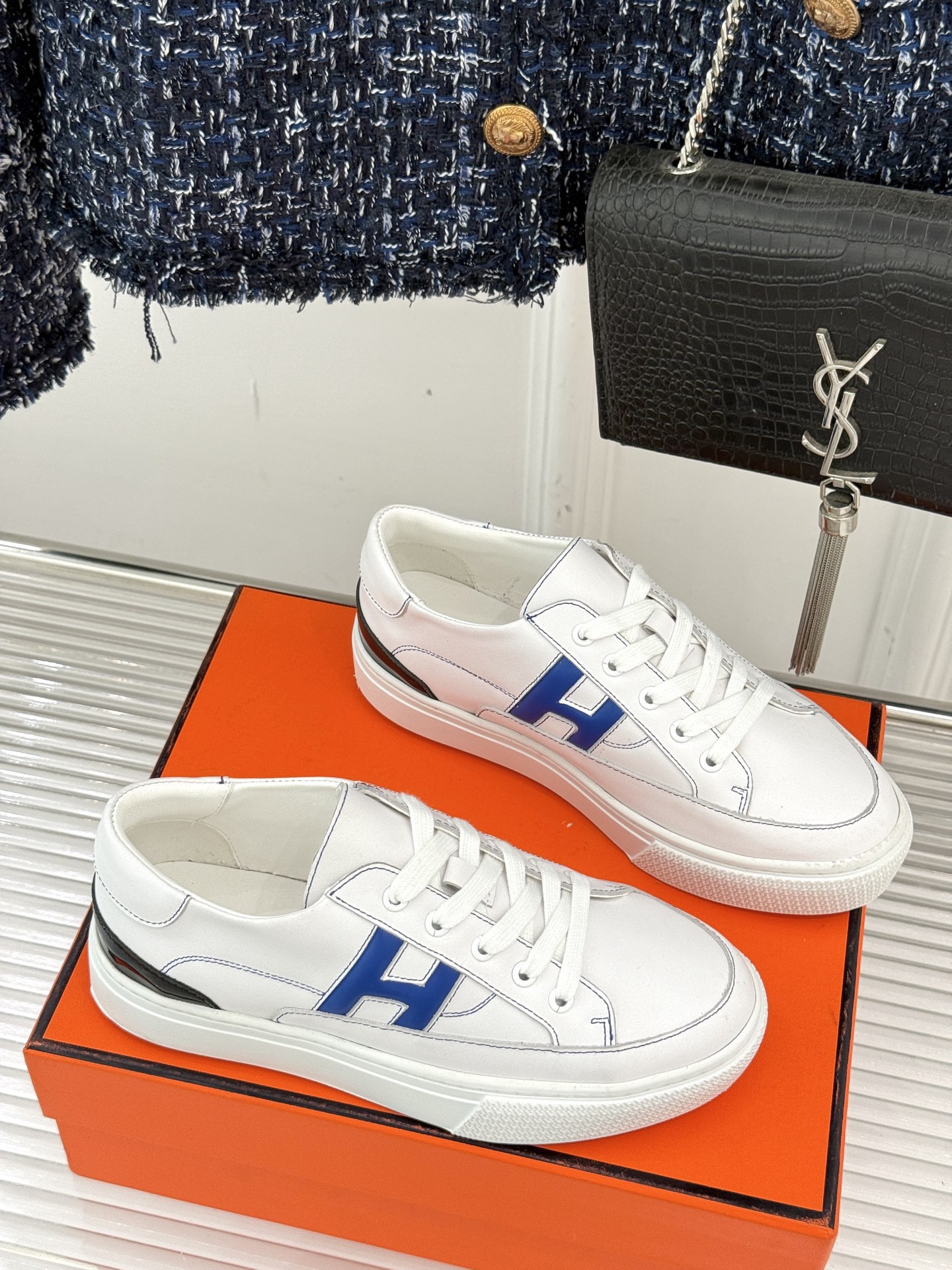 
Hermès/爱马仕经典H标情侣款休闲小白鞋
简直是为追求品质与时尚的情侣量身定制！
标志性的H标低调