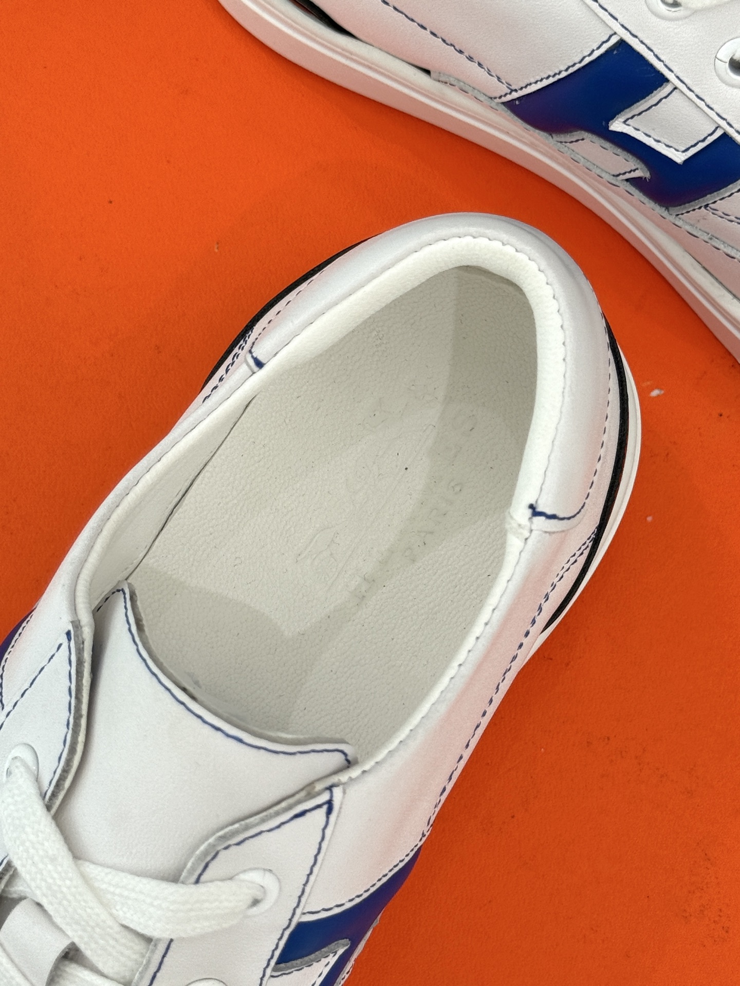 
Hermès/爱马仕经典H标情侣款休闲小白鞋
简直是为追求品质与时尚的情侣量身定制！
标志性的H标低调