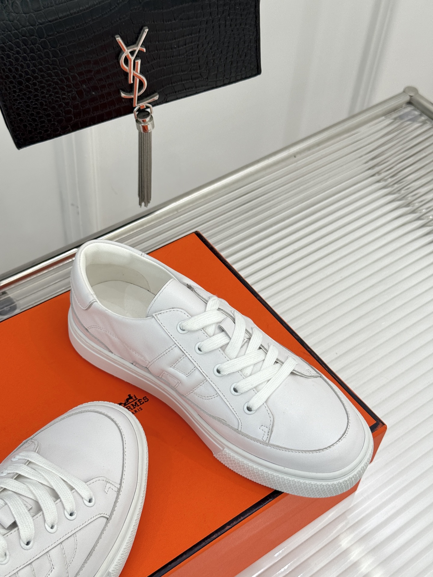 
Hermès/爱马仕经典H标情侣款休闲小白鞋
简直是为追求品质与时尚的情侣量身定制！
标志性的H标低调