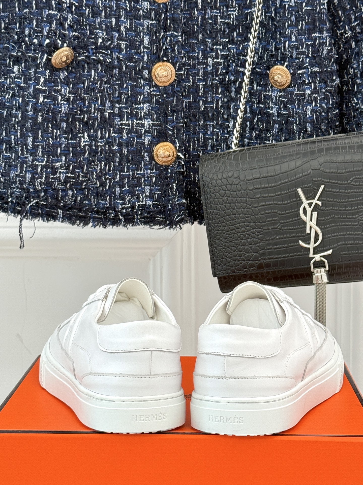 
Hermès/爱马仕经典H标情侣款休闲小白鞋
简直是为追求品质与时尚的情侣量身定制！
标志性的H标低调