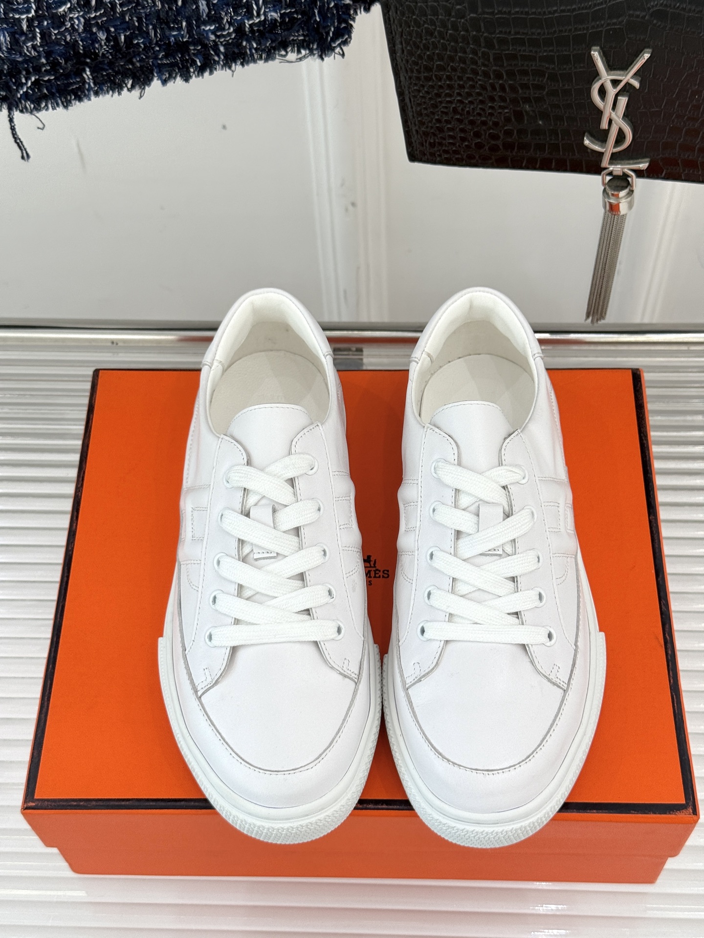 
Hermès/爱马仕经典H标情侣款休闲小白鞋
简直是为追求品质与时尚的情侣量身定制！
标志性的H标低调