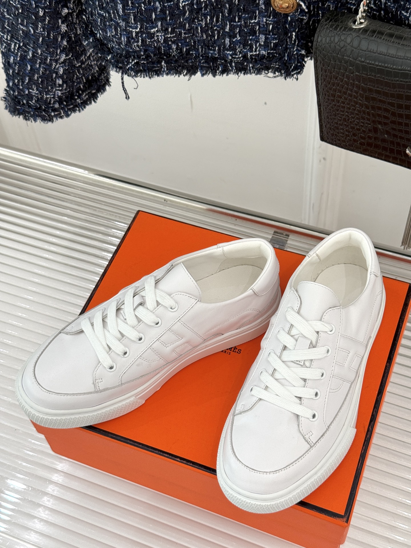 
Hermès/爱马仕经典H标情侣款休闲小白鞋
简直是为追求品质与时尚的情侣量身定制！
标志性的H标低调