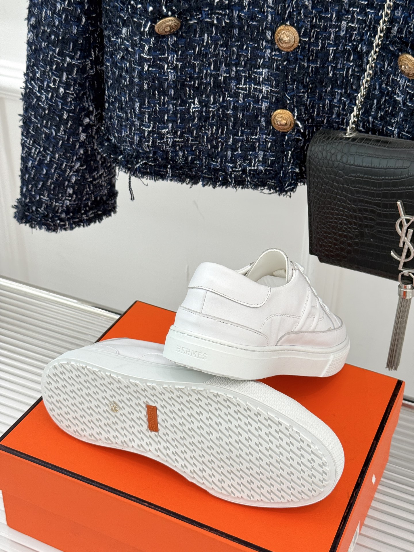 
Hermès/爱马仕经典H标情侣款休闲小白鞋
简直是为追求品质与时尚的情侣量身定制！
标志性的H标低调