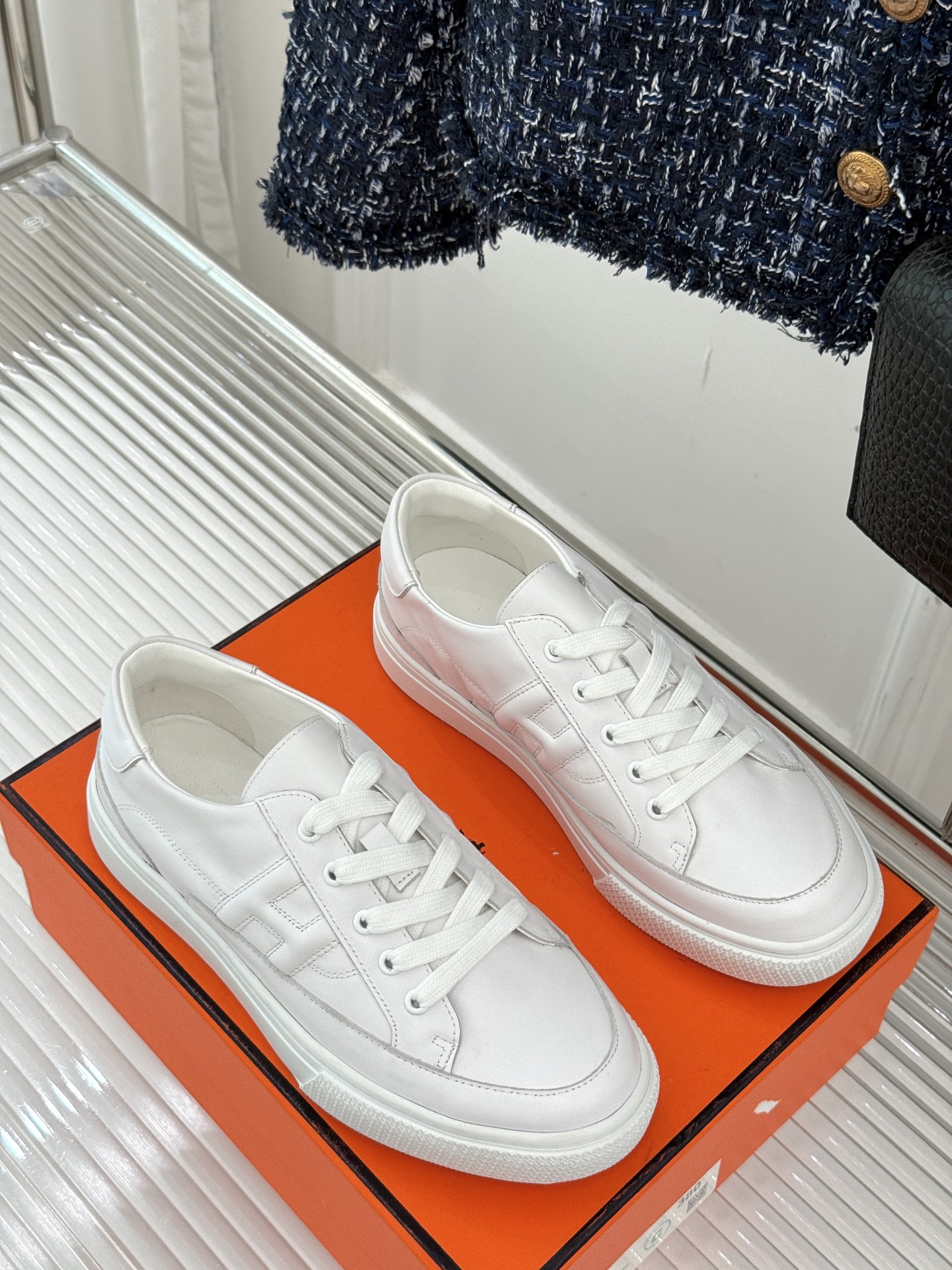 
Hermès/爱马仕经典H标情侣款休闲小白鞋
简直是为追求品质与时尚的情侣量身定制！
标志性的H标低调
