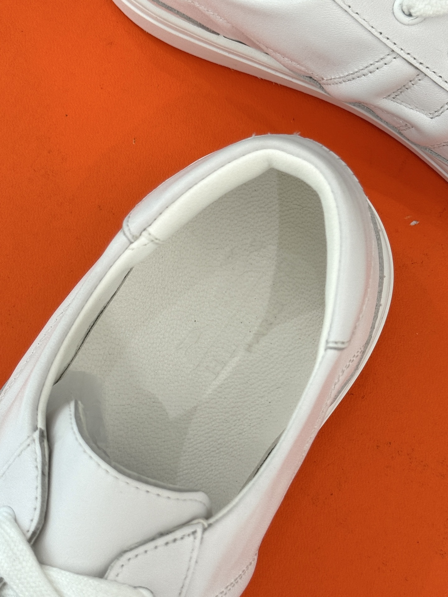
Hermès/爱马仕经典H标情侣款休闲小白鞋
简直是为追求品质与时尚的情侣量身定制！
标志性的H标低调