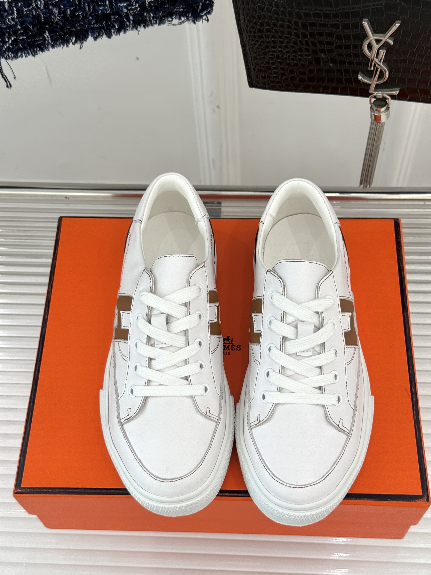 
Hermès/爱马仕经典H标情侣款休闲小白鞋
简直是为追求品质与时尚的情侣量身定制！
标志性的H标低调