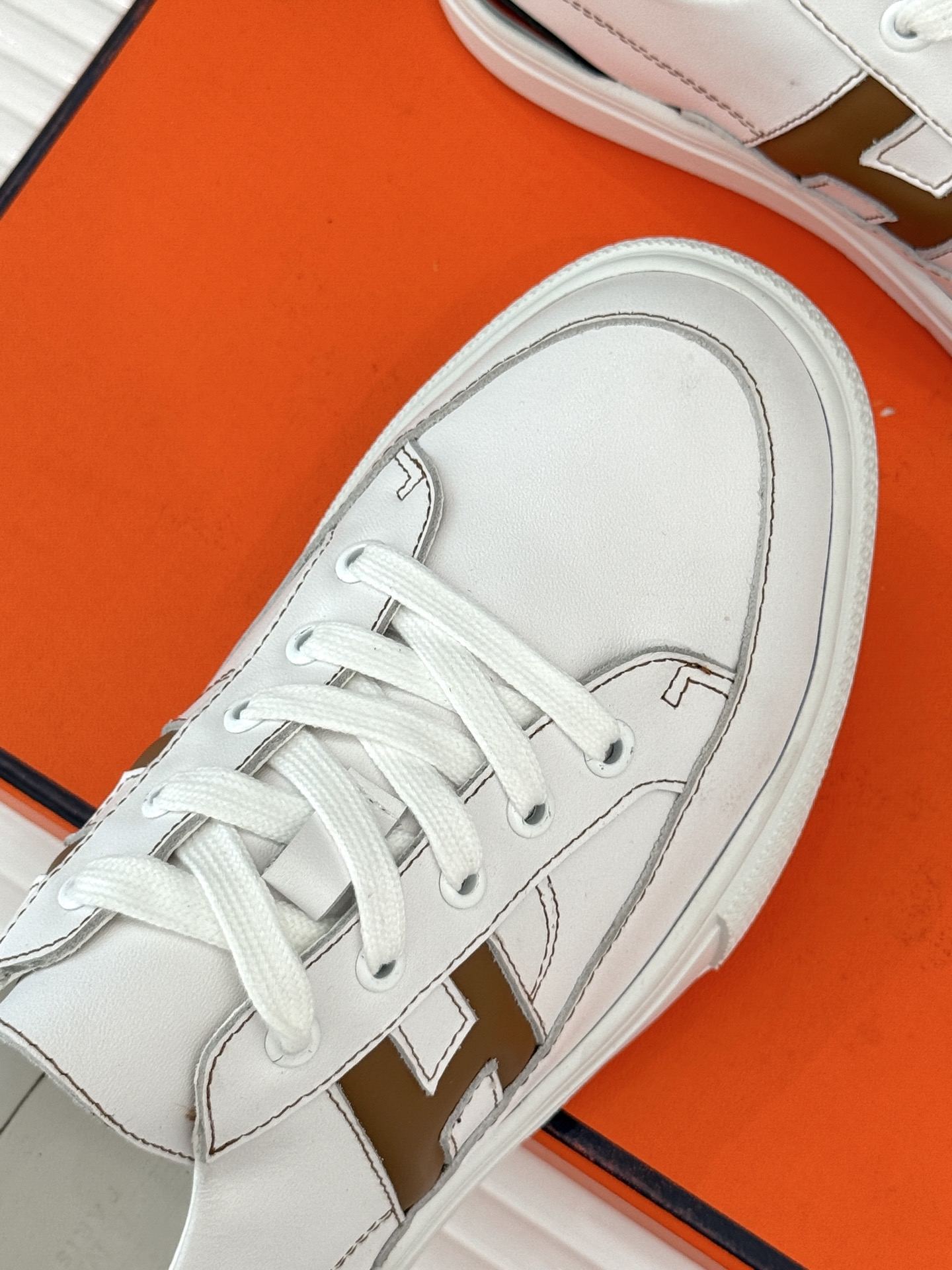 
Hermès/爱马仕经典H标情侣款休闲小白鞋
简直是为追求品质与时尚的情侣量身定制！
标志性的H标低调