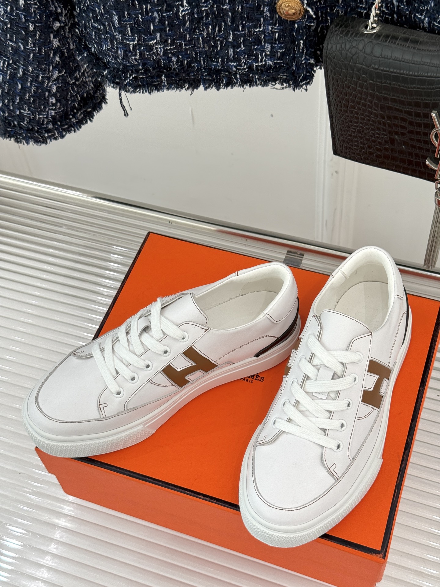 
Hermès/爱马仕经典H标情侣款休闲小白鞋
简直是为追求品质与时尚的情侣量身定制！
标志性的H标低调