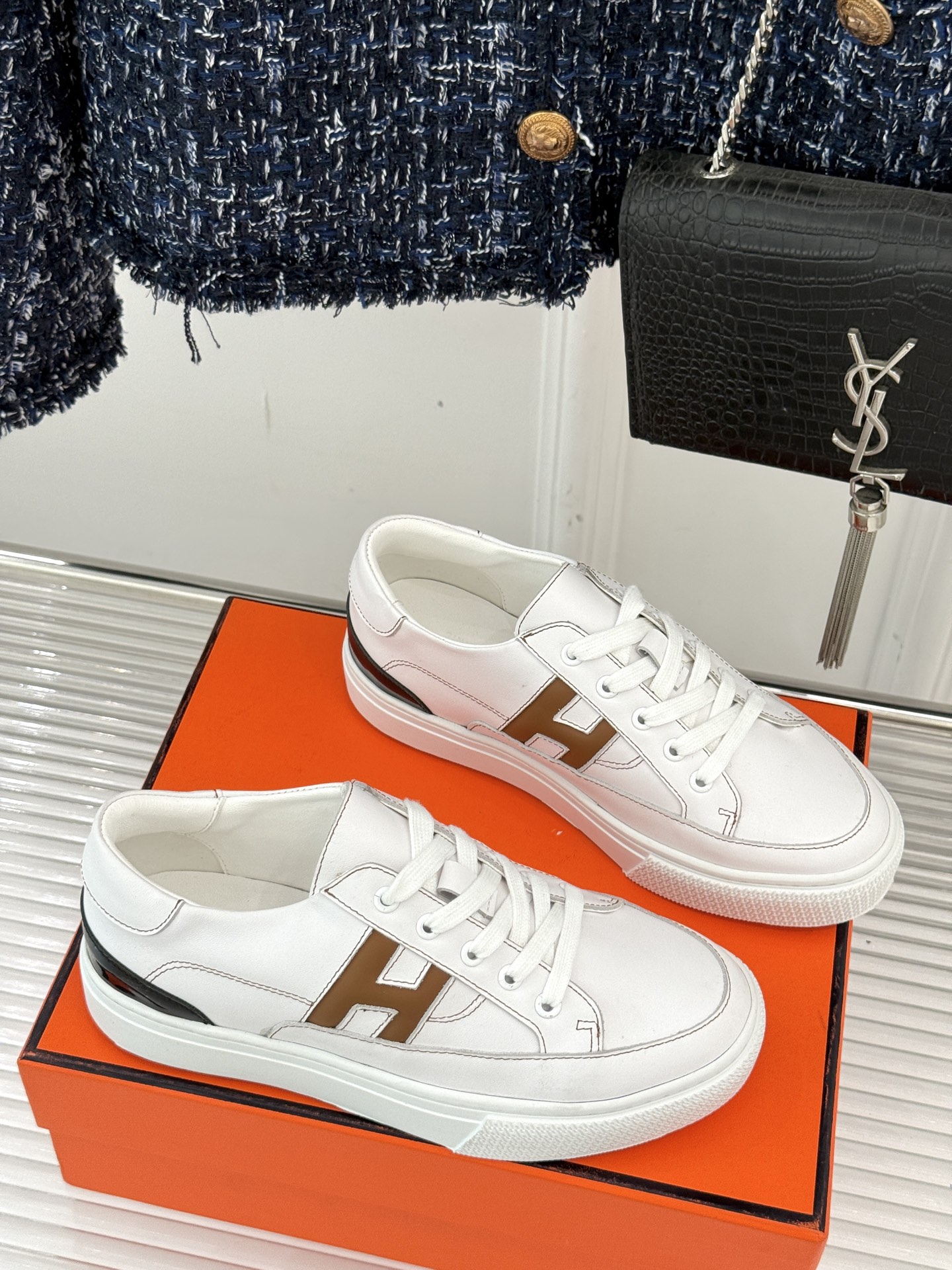 
Hermès/爱马仕经典H标情侣款休闲小白鞋
简直是为追求品质与时尚的情侣量身定制！
标志性的H标低调