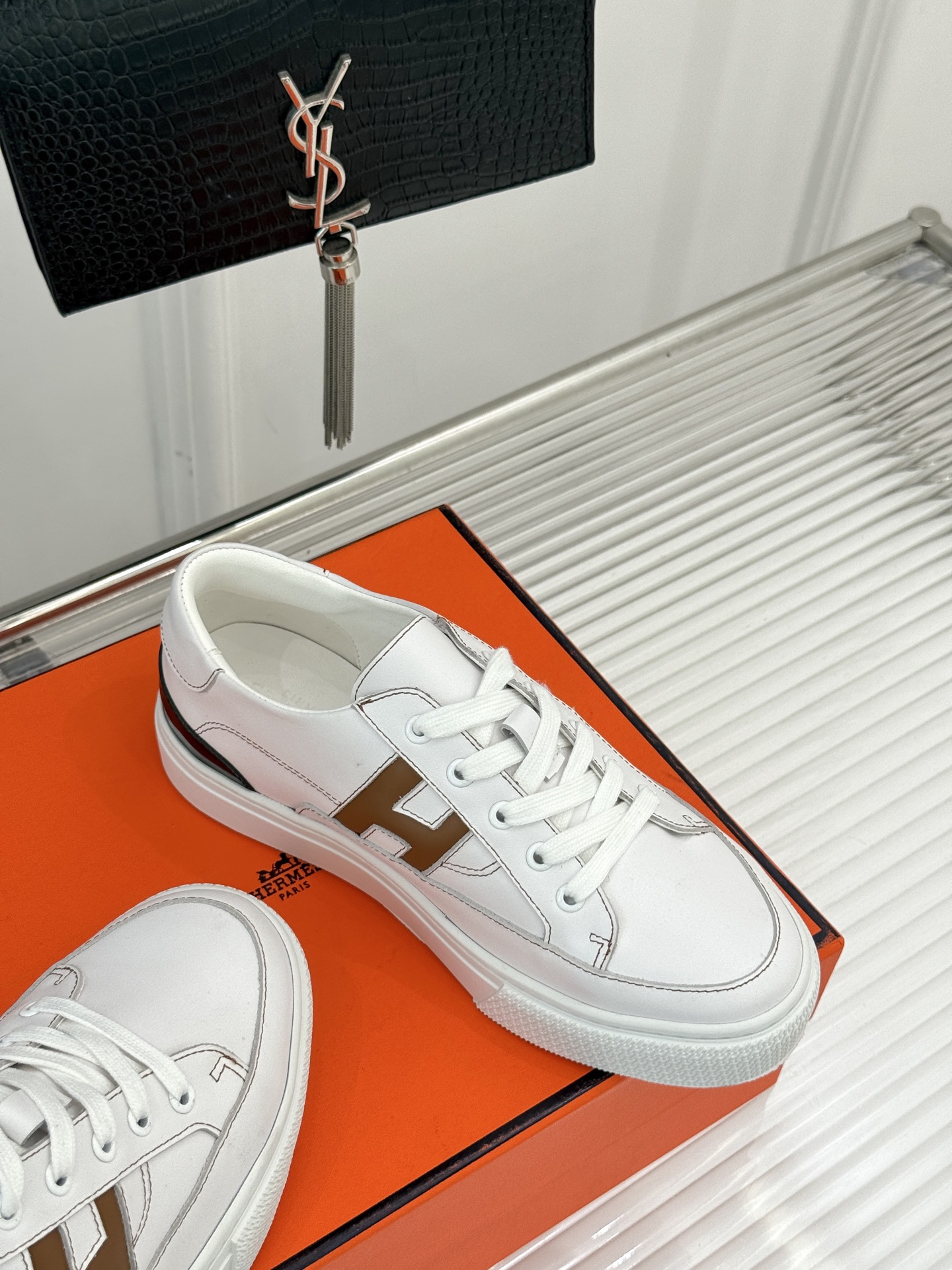 
Hermès/爱马仕经典H标情侣款休闲小白鞋
简直是为追求品质与时尚的情侣量身定制！
标志性的H标低调