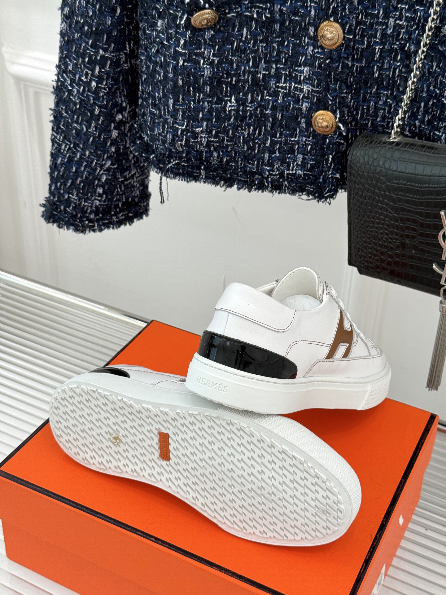 
Hermès/爱马仕经典H标情侣款休闲小白鞋
简直是为追求品质与时尚的情侣量身定制！
标志性的H标低调