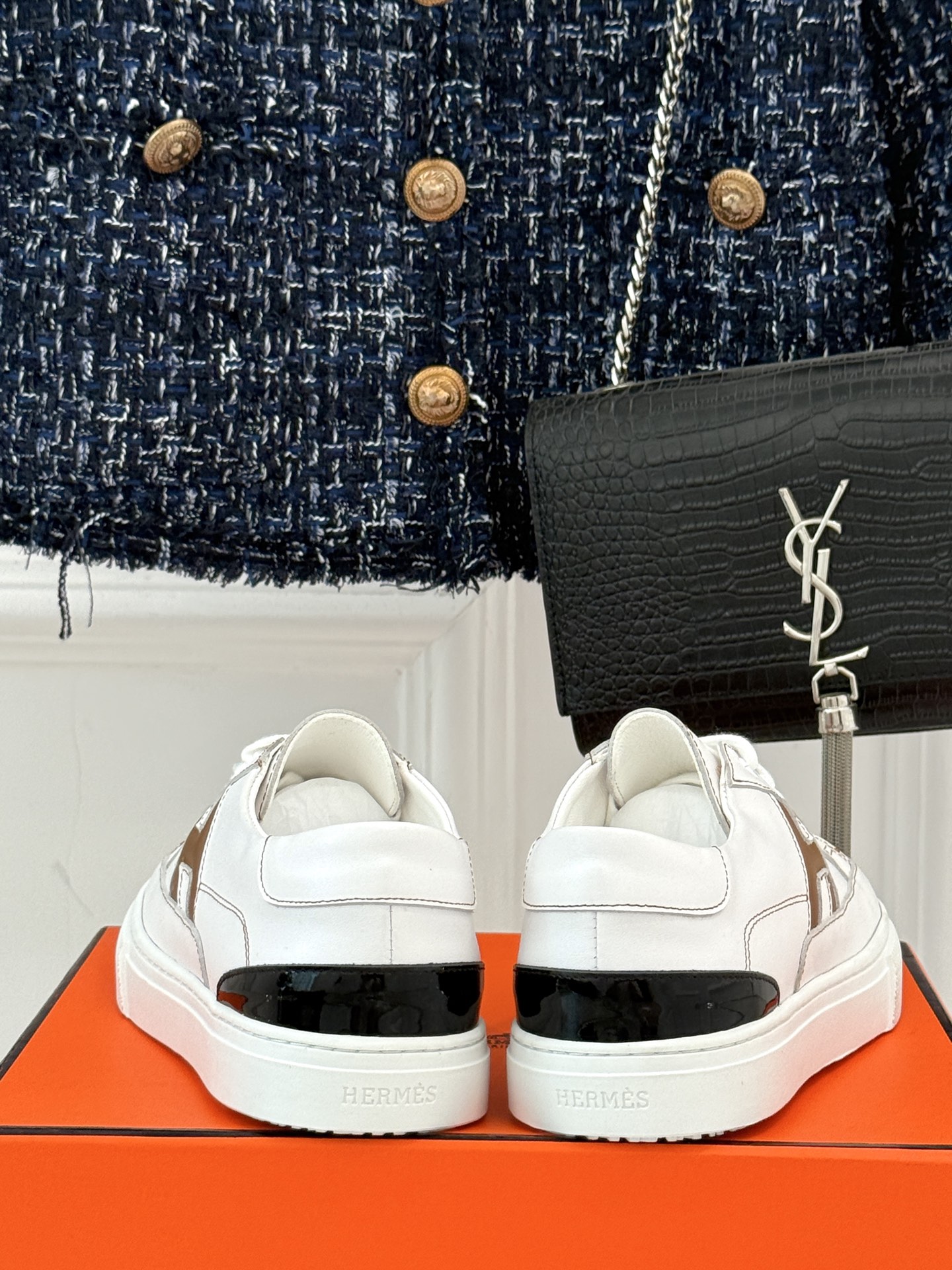 
Hermès/爱马仕经典H标情侣款休闲小白鞋
简直是为追求品质与时尚的情侣量身定制！
标志性的H标低调