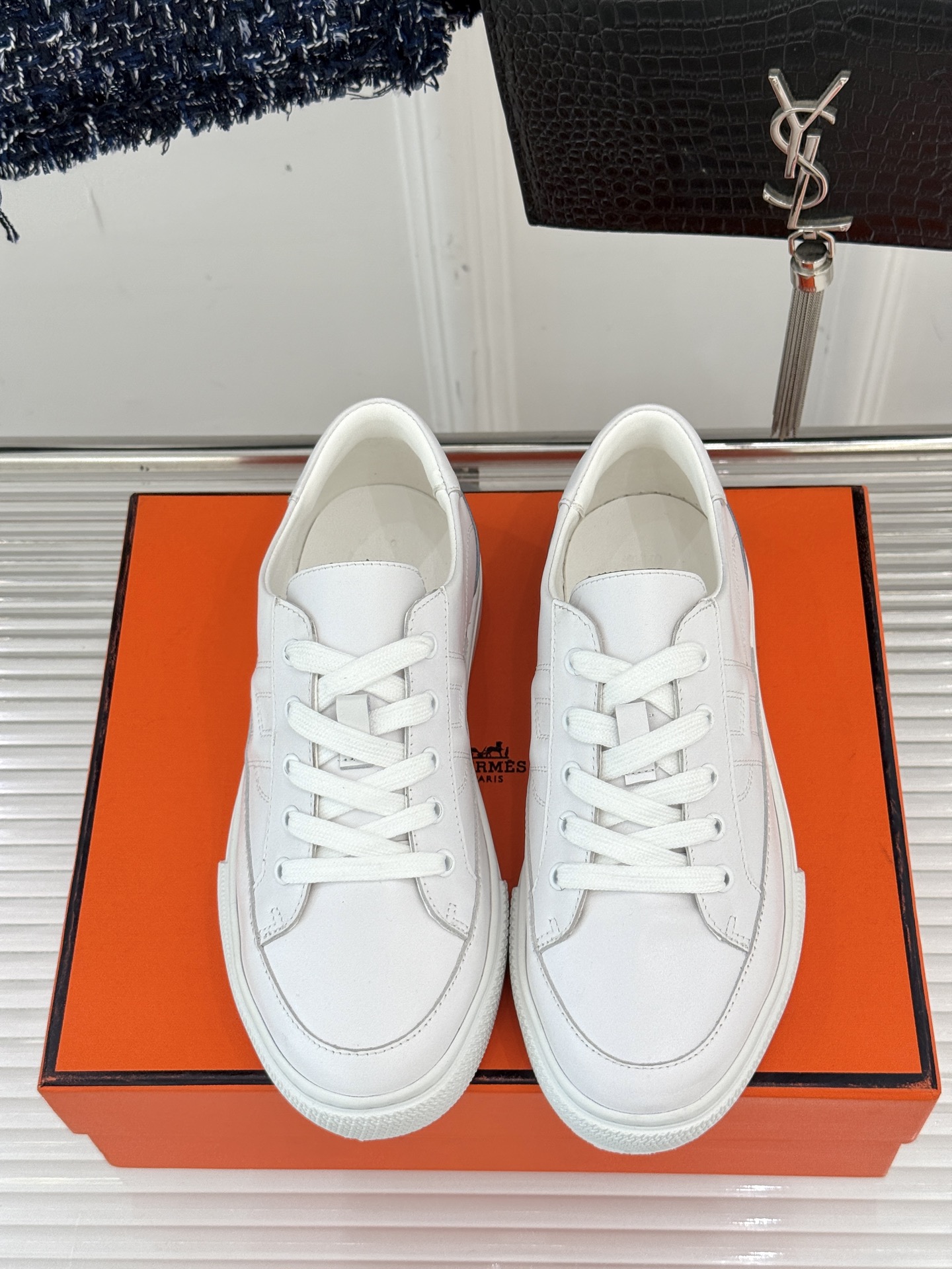 
Hermès/爱马仕经典H标情侣款休闲小白鞋
简直是为追求品质与时尚的情侣量身定制！
标志性的H标低调