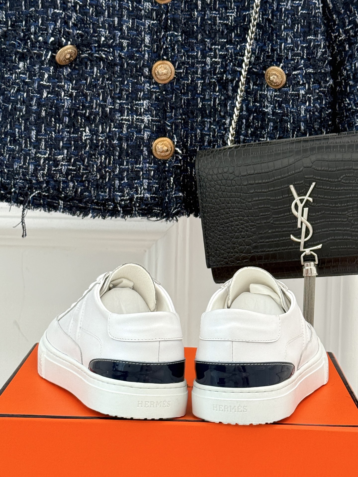 
Hermès/爱马仕经典H标情侣款休闲小白鞋
简直是为追求品质与时尚的情侣量身定制！
标志性的H标低调