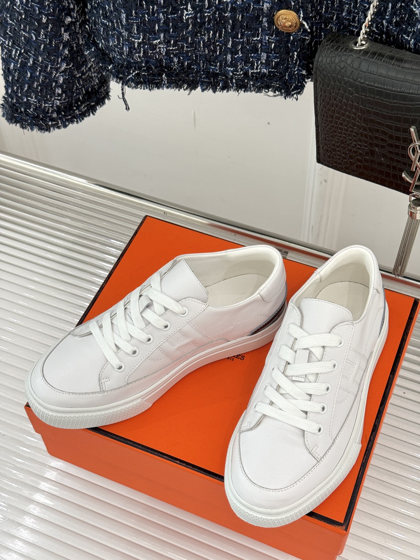 
Hermès/爱马仕经典H标情侣款休闲小白鞋
简直是为追求品质与时尚的情侣量身定制！
标志性的H标低调