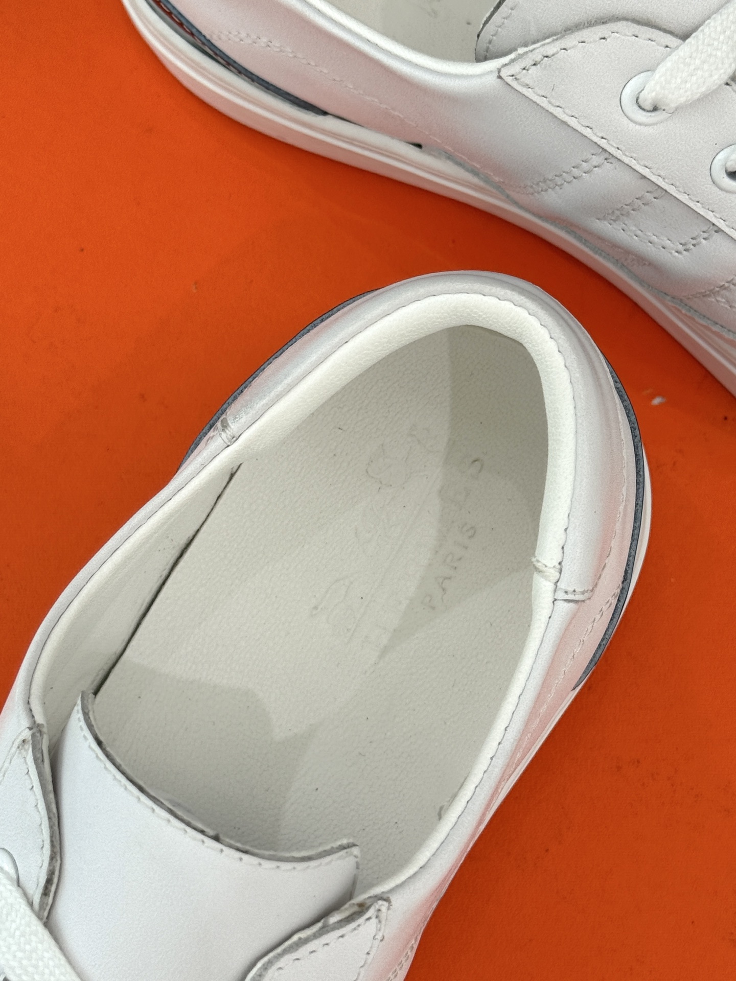 
Hermès/爱马仕经典H标情侣款休闲小白鞋
简直是为追求品质与时尚的情侣量身定制！
标志性的H标低调