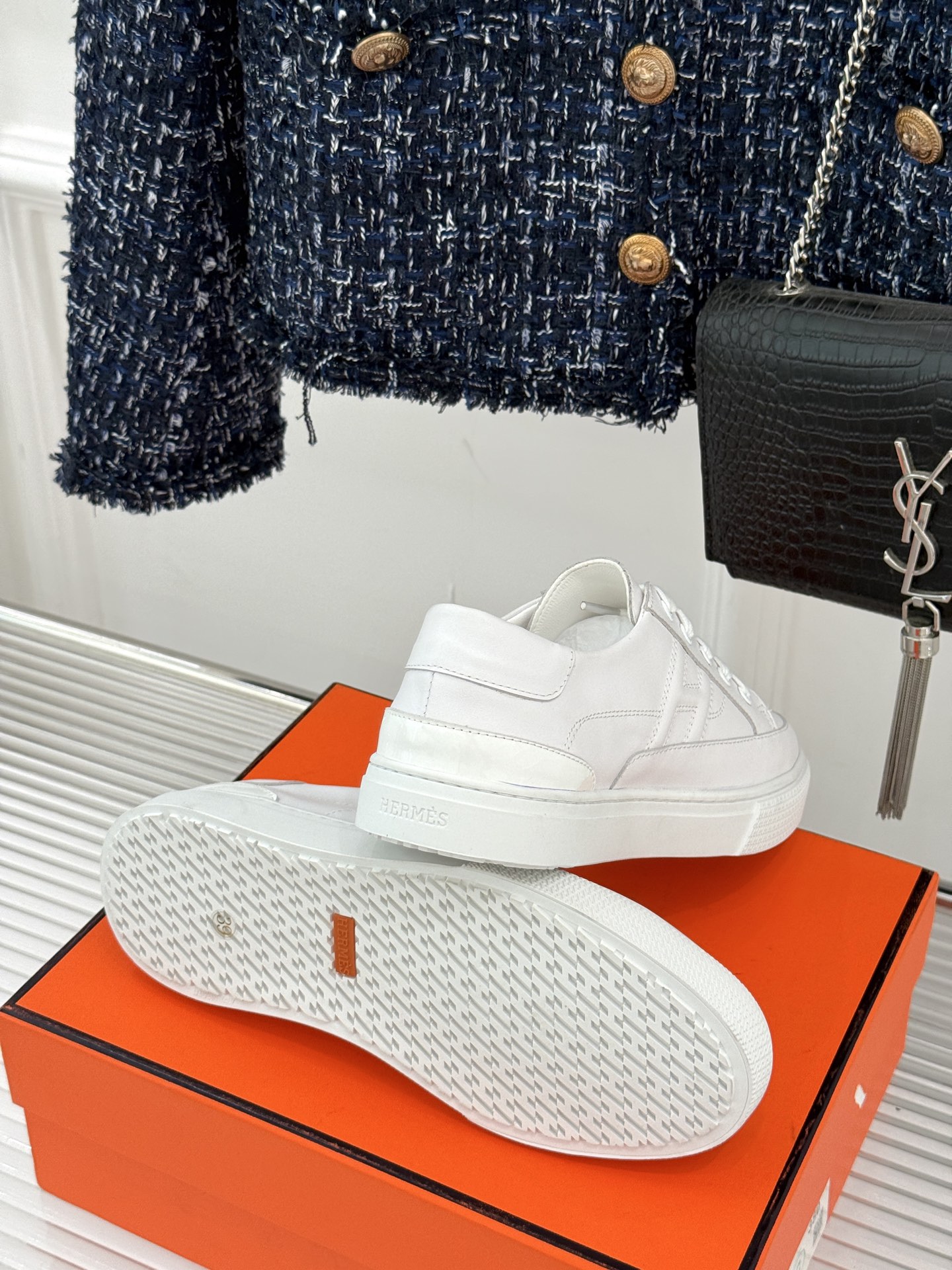 
Hermès/爱马仕经典H标情侣款休闲小白鞋
简直是为追求品质与时尚的情侣量身定制！
标志性的H标低调