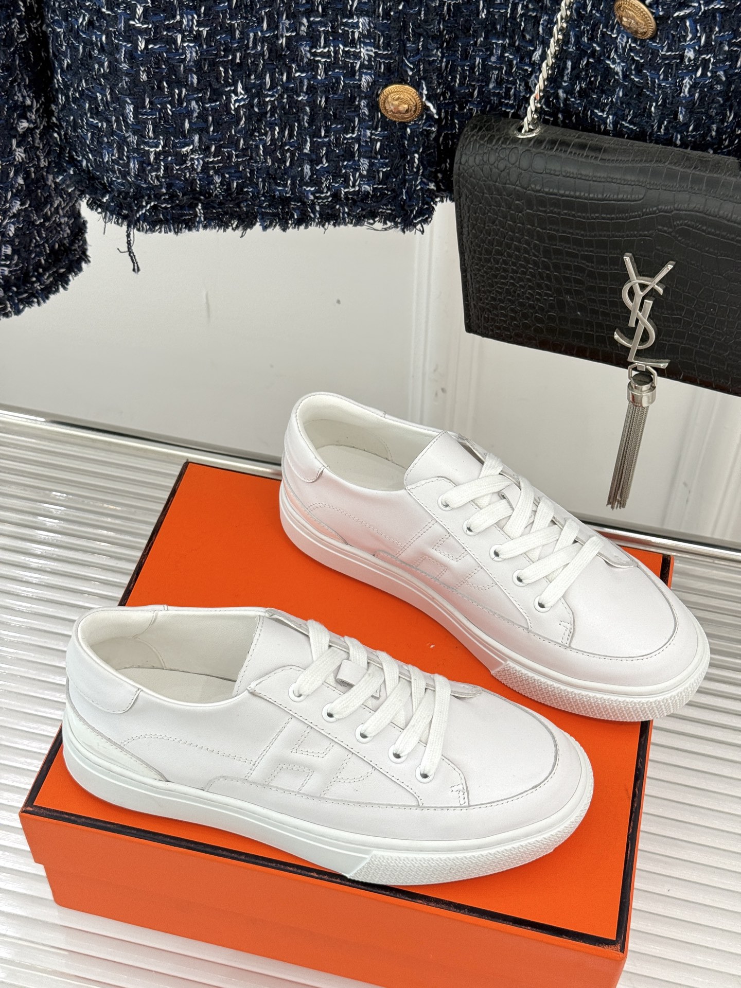 
Hermès/爱马仕经典H标情侣款休闲小白鞋
简直是为追求品质与时尚的情侣量身定制！
标志性的H标低调