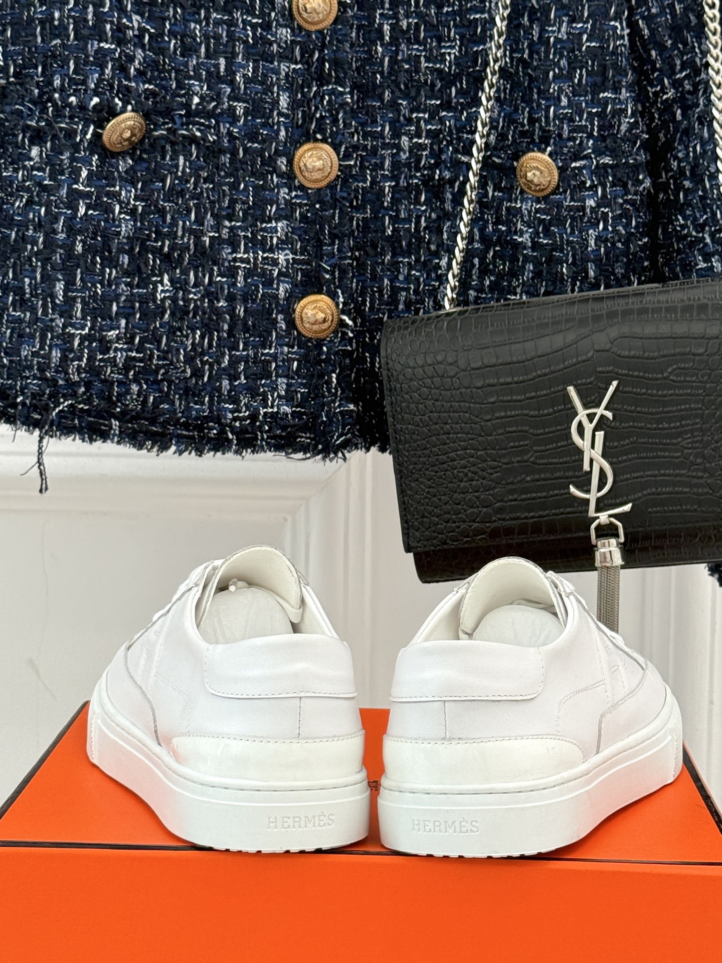 
Hermès/爱马仕经典H标情侣款休闲小白鞋
简直是为追求品质与时尚的情侣量身定制！
标志性的H标低调