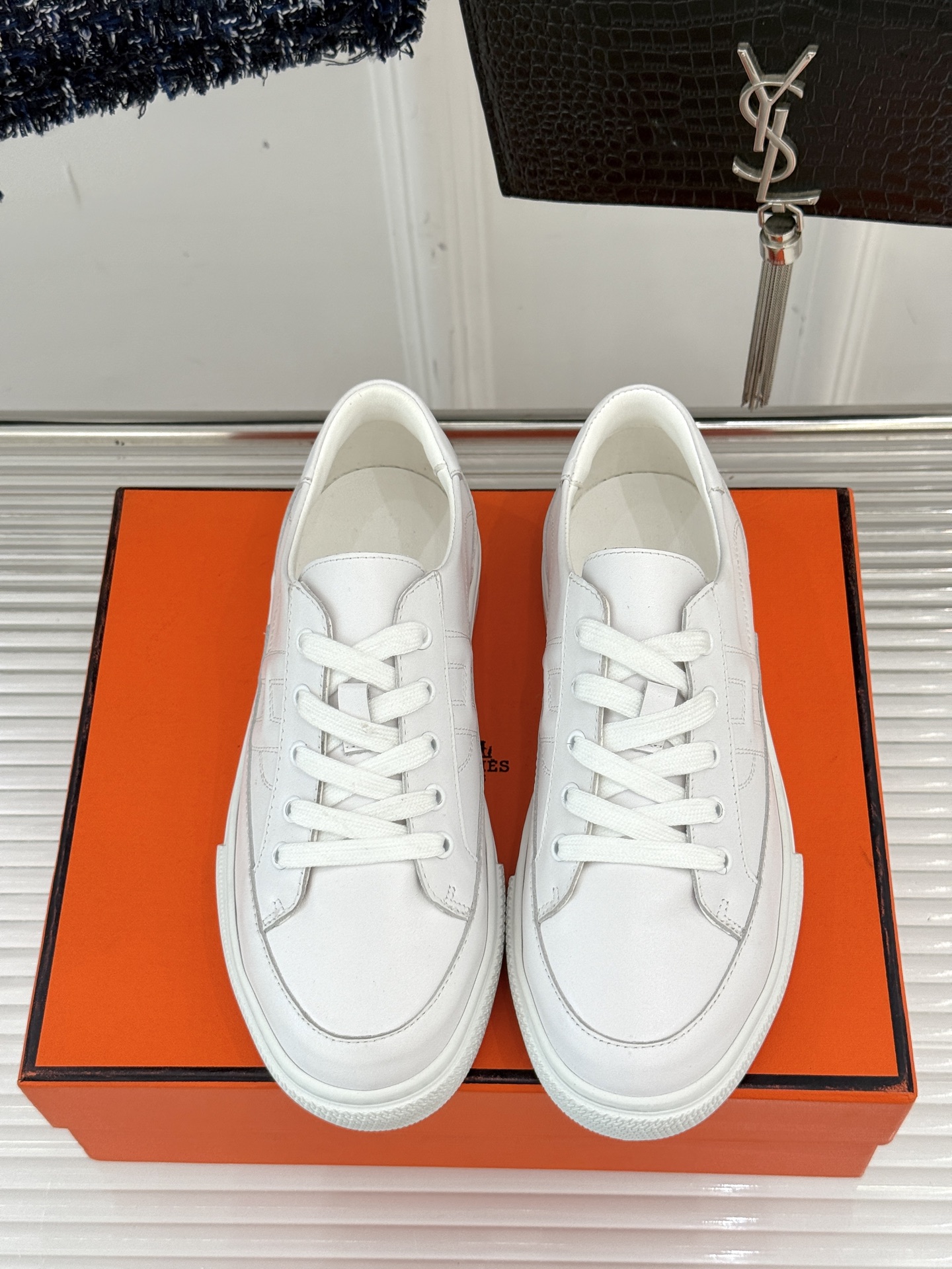 
Hermès/爱马仕经典H标情侣款休闲小白鞋
简直是为追求品质与时尚的情侣量身定制！
标志性的H标低调
