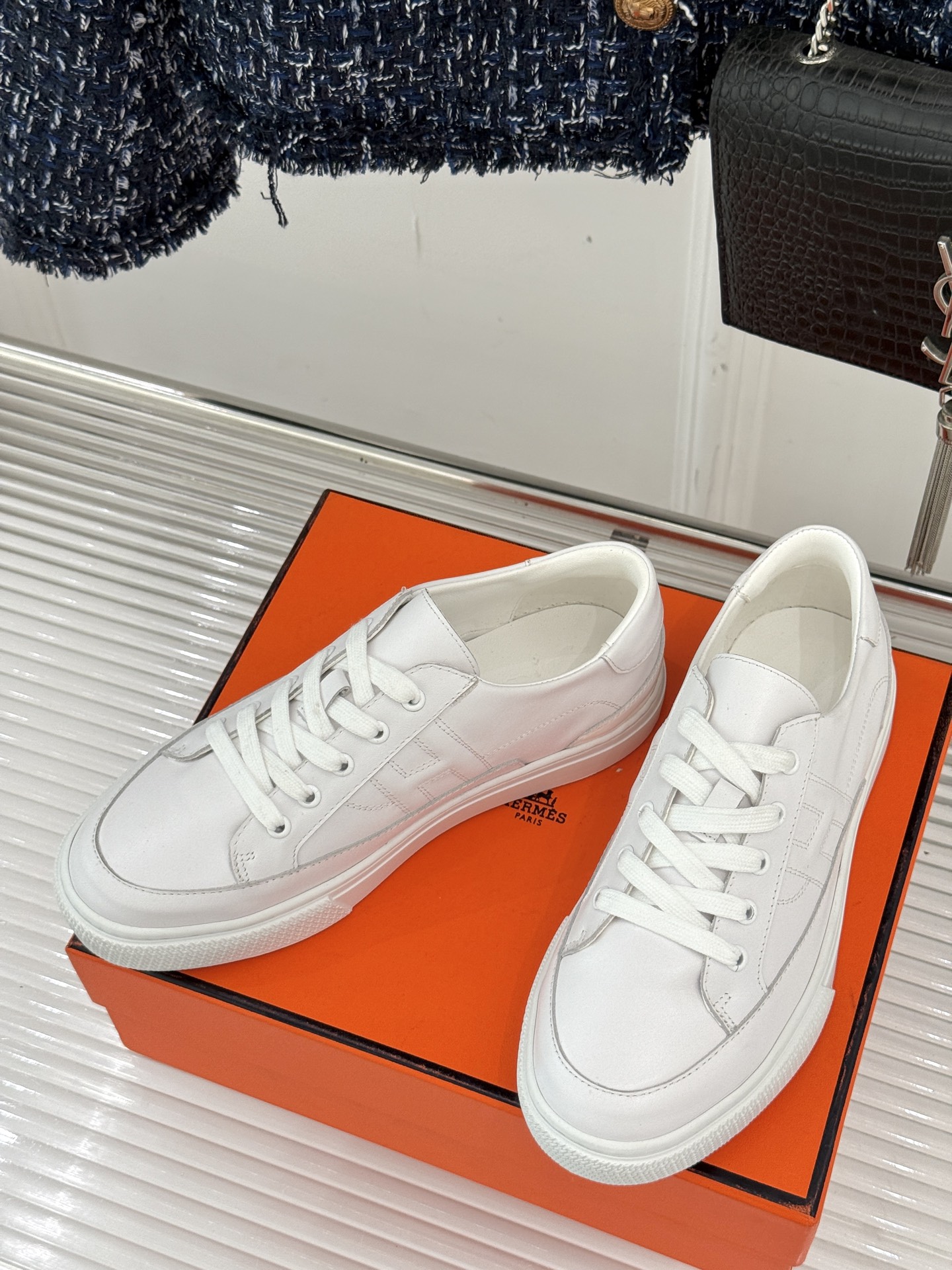 
Hermès/爱马仕经典H标情侣款休闲小白鞋
简直是为追求品质与时尚的情侣量身定制！
标志性的H标低调