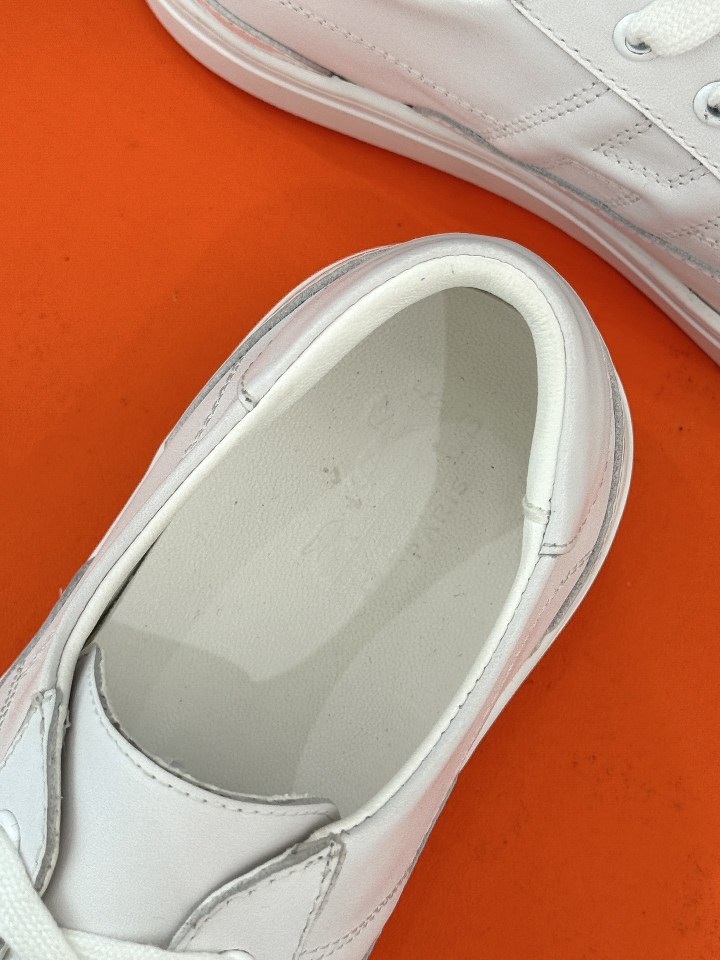 
Hermès/爱马仕经典H标情侣款休闲小白鞋
简直是为追求品质与时尚的情侣量身定制！
标志性的H标低调
