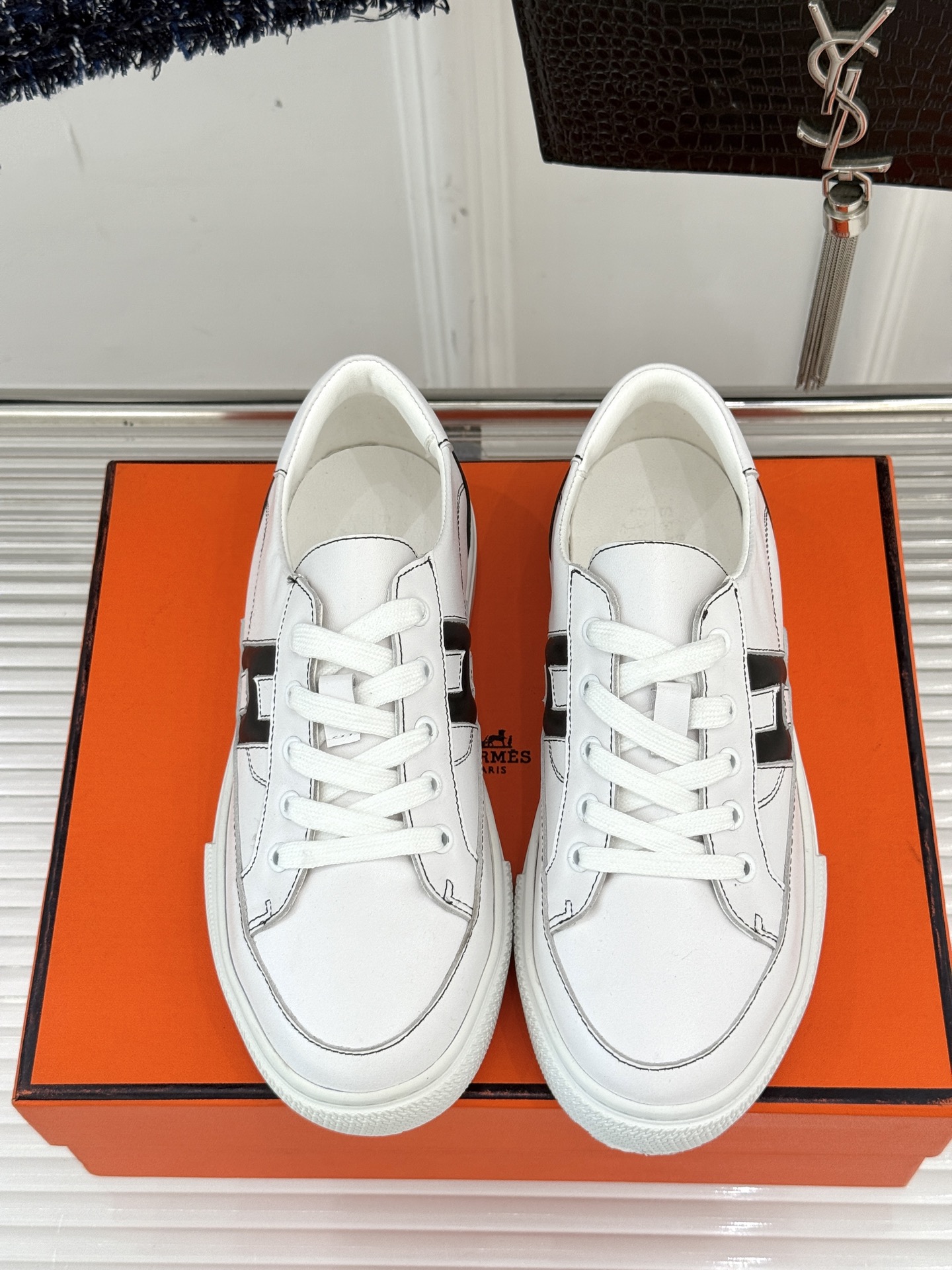 
Hermès/爱马仕经典H标情侣款休闲小白鞋
简直是为追求品质与时尚的情侣量身定制！
标志性的H标低调