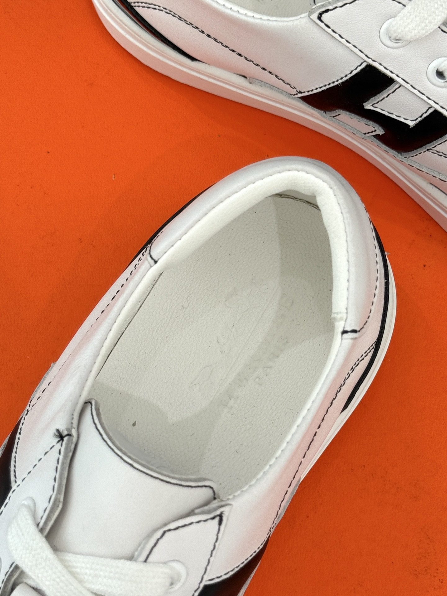 
Hermès/爱马仕经典H标情侣款休闲小白鞋
简直是为追求品质与时尚的情侣量身定制！
标志性的H标低调