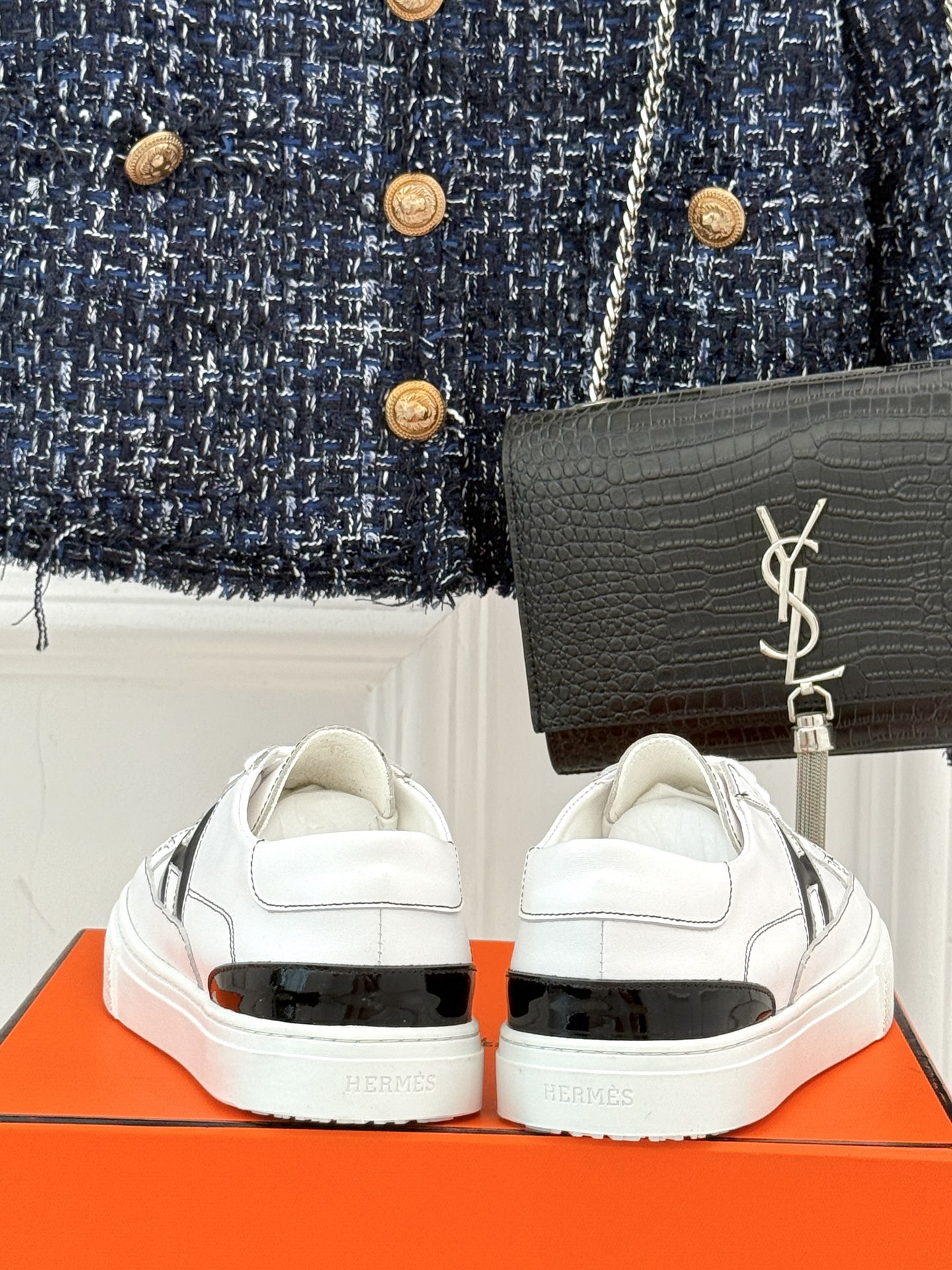 
Hermès/爱马仕经典H标情侣款休闲小白鞋
简直是为追求品质与时尚的情侣量身定制！
标志性的H标低调