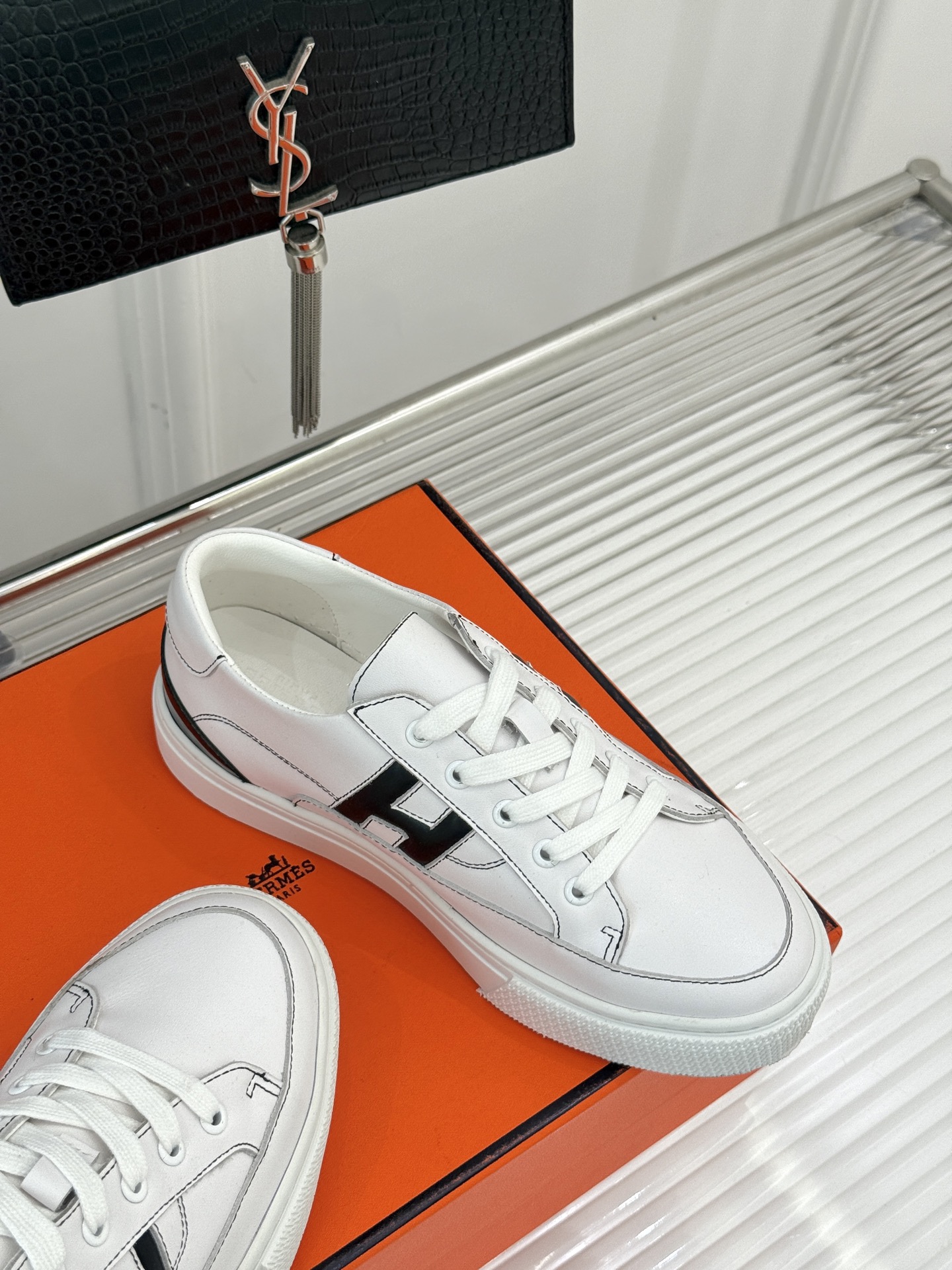 
Hermès/爱马仕经典H标情侣款休闲小白鞋
简直是为追求品质与时尚的情侣量身定制！
标志性的H标低调