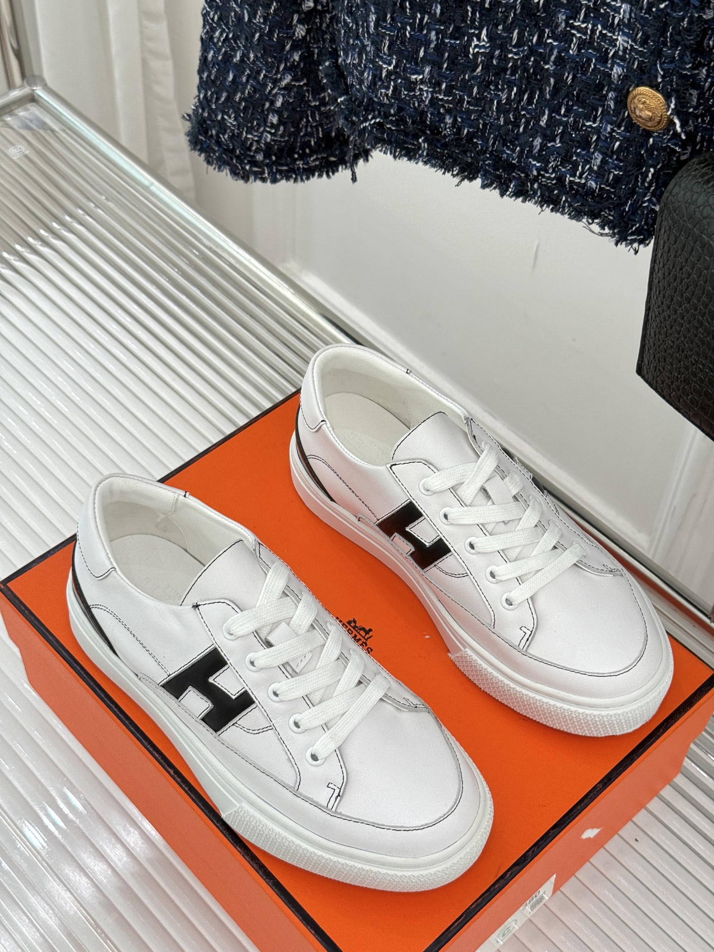 
Hermès/爱马仕经典H标情侣款休闲小白鞋
简直是为追求品质与时尚的情侣量身定制！
标志性的H标低调