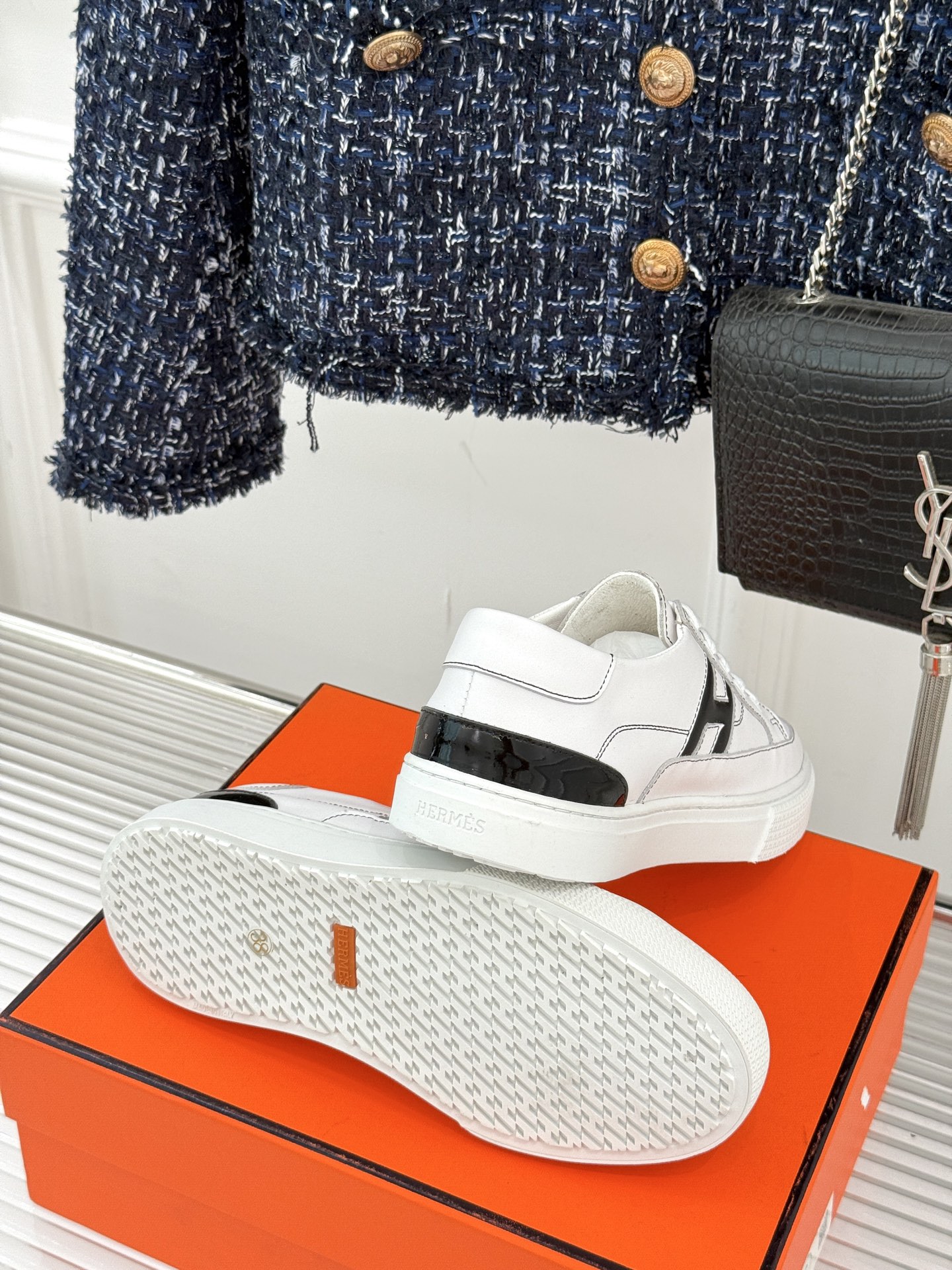 
Hermès/爱马仕经典H标情侣款休闲小白鞋
简直是为追求品质与时尚的情侣量身定制！
标志性的H标低调