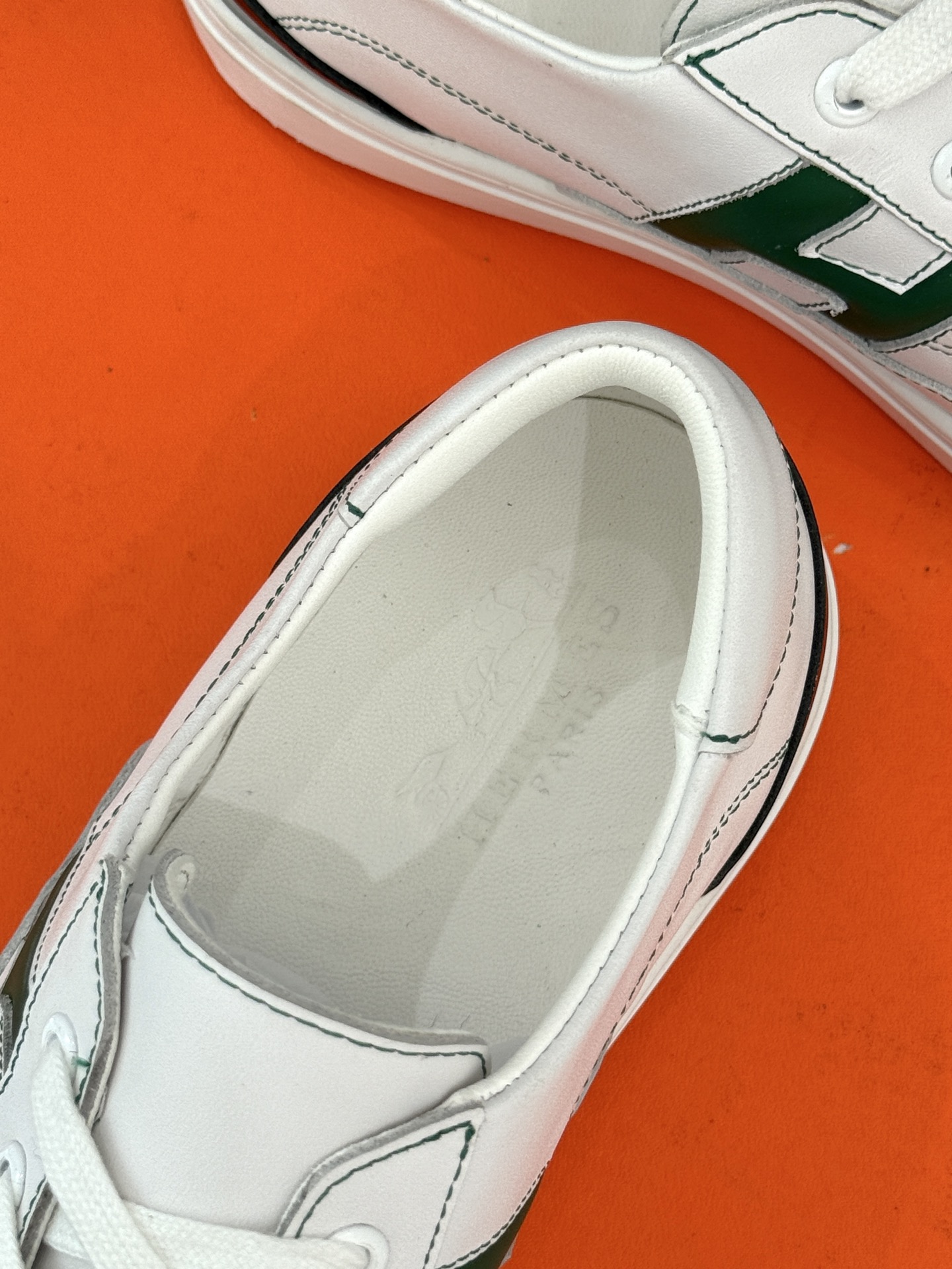 
Hermès/爱马仕经典H标情侣款休闲小白鞋
简直是为追求品质与时尚的情侣量身定制！
标志性的H标低调