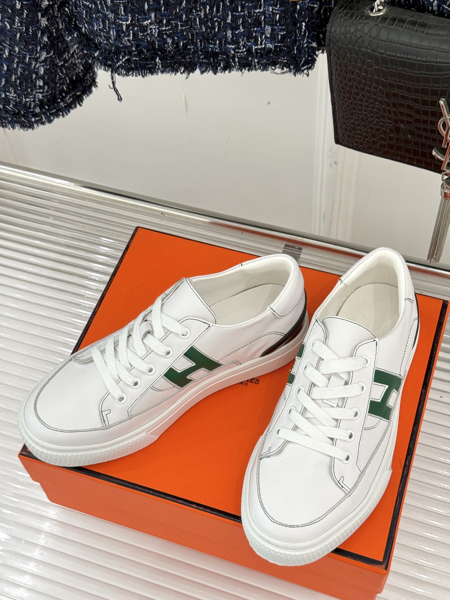 
Hermès/爱马仕经典H标情侣款休闲小白鞋
简直是为追求品质与时尚的情侣量身定制！
标志性的H标低调