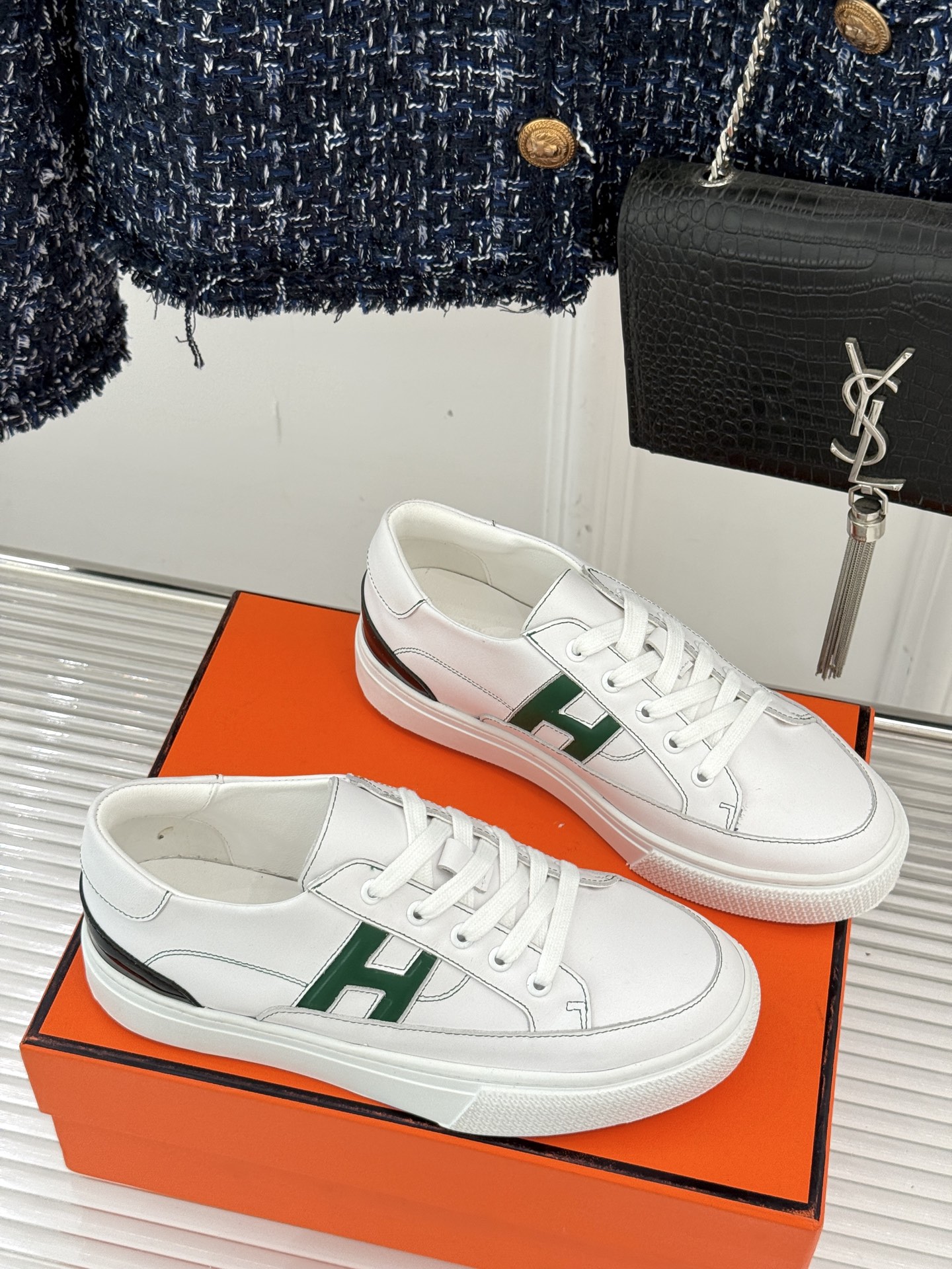 
Hermès/爱马仕经典H标情侣款休闲小白鞋
简直是为追求品质与时尚的情侣量身定制！
标志性的H标低调