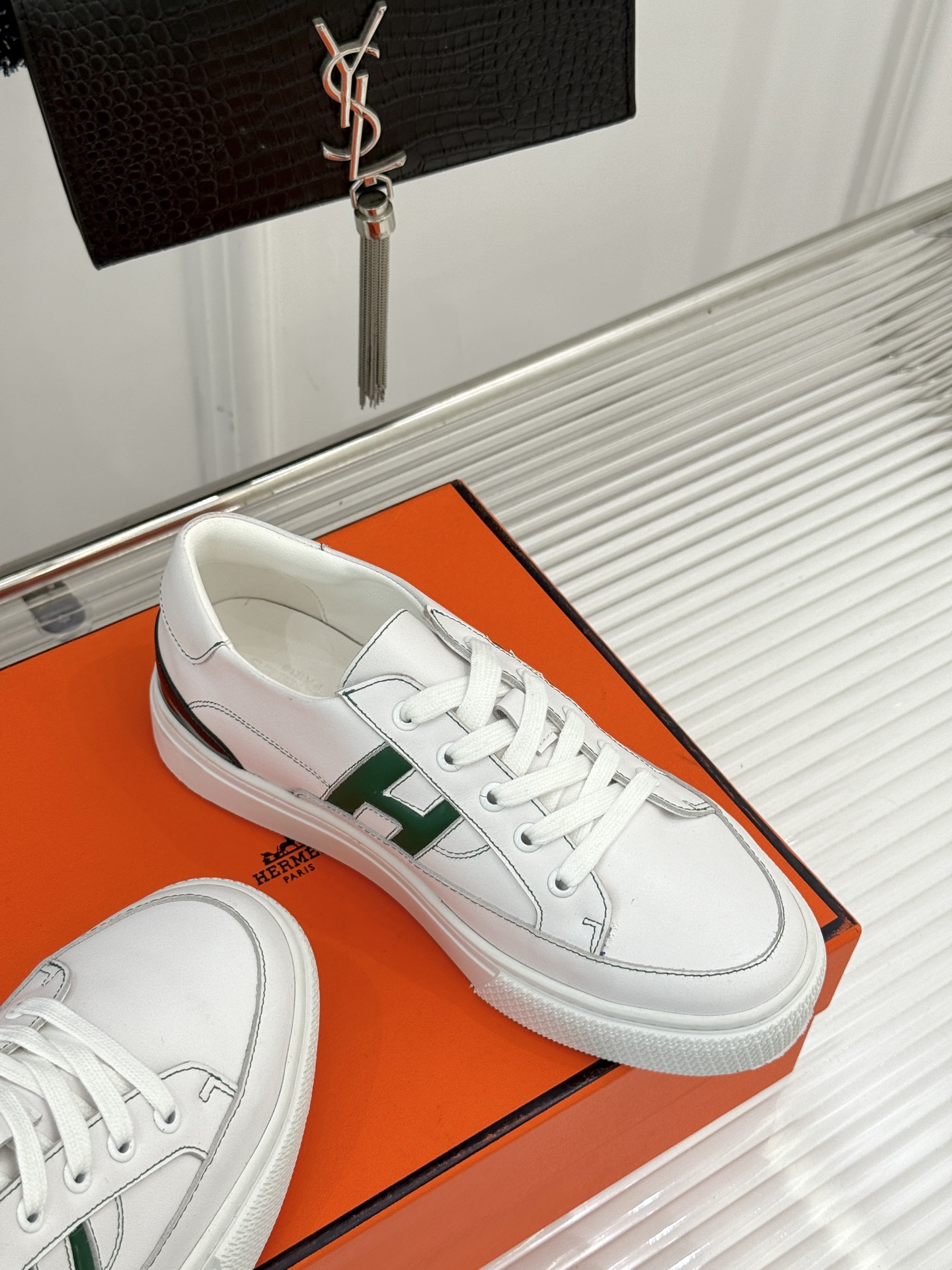 
Hermès/爱马仕经典H标情侣款休闲小白鞋
简直是为追求品质与时尚的情侣量身定制！
标志性的H标低调