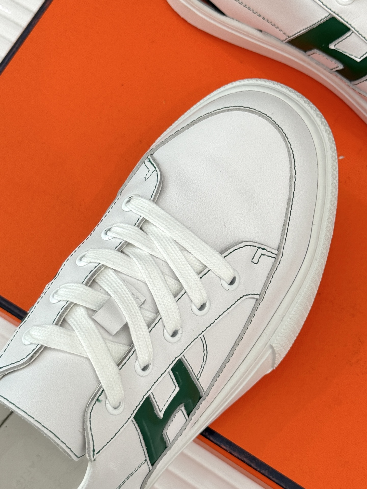 
Hermès/爱马仕经典H标情侣款休闲小白鞋
简直是为追求品质与时尚的情侣量身定制！
标志性的H标低调