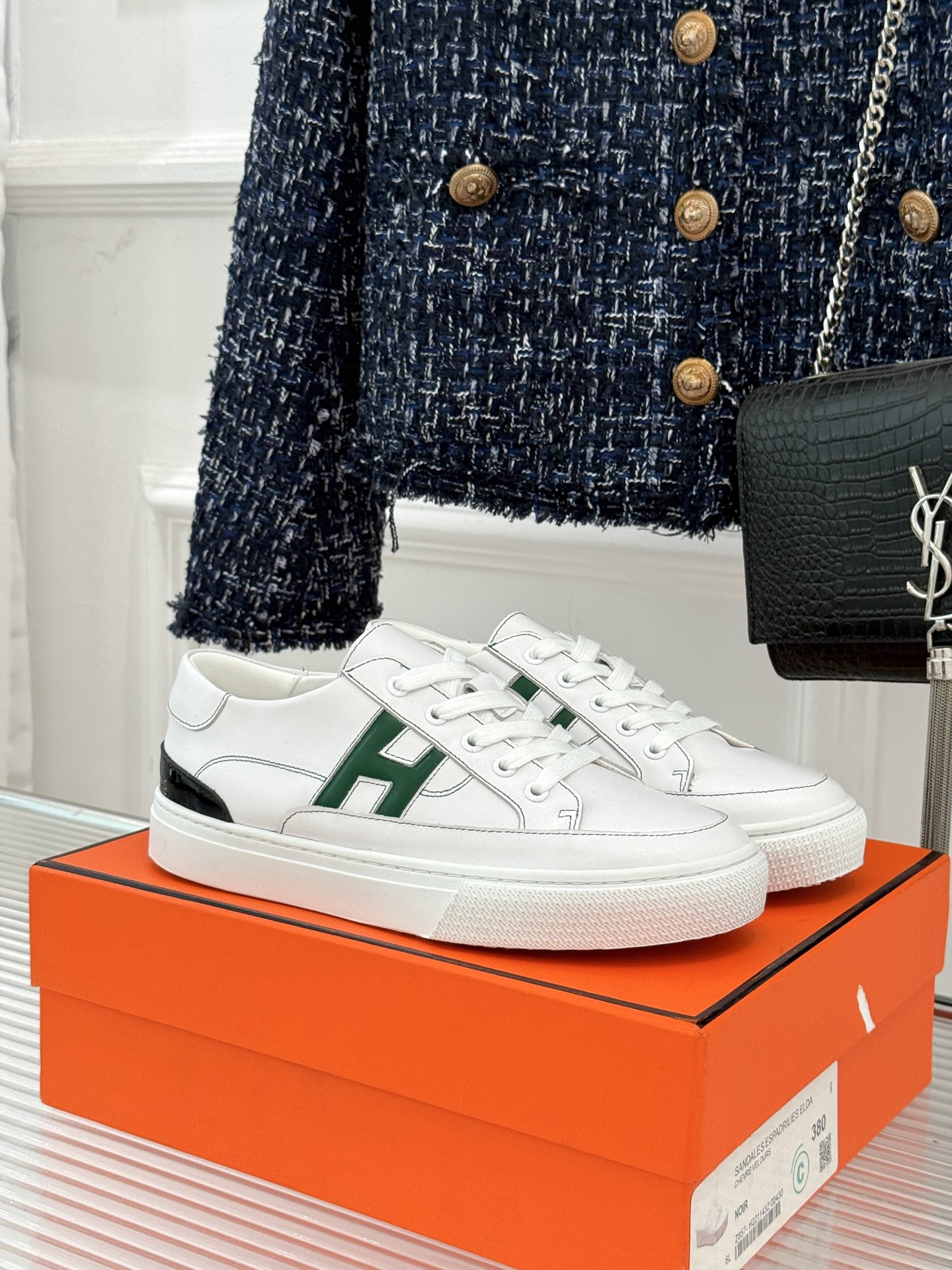 
Hermès/爱马仕经典H标情侣款休闲小白鞋
简直是为追求品质与时尚的情侣量身定制！
标志性的H标低调