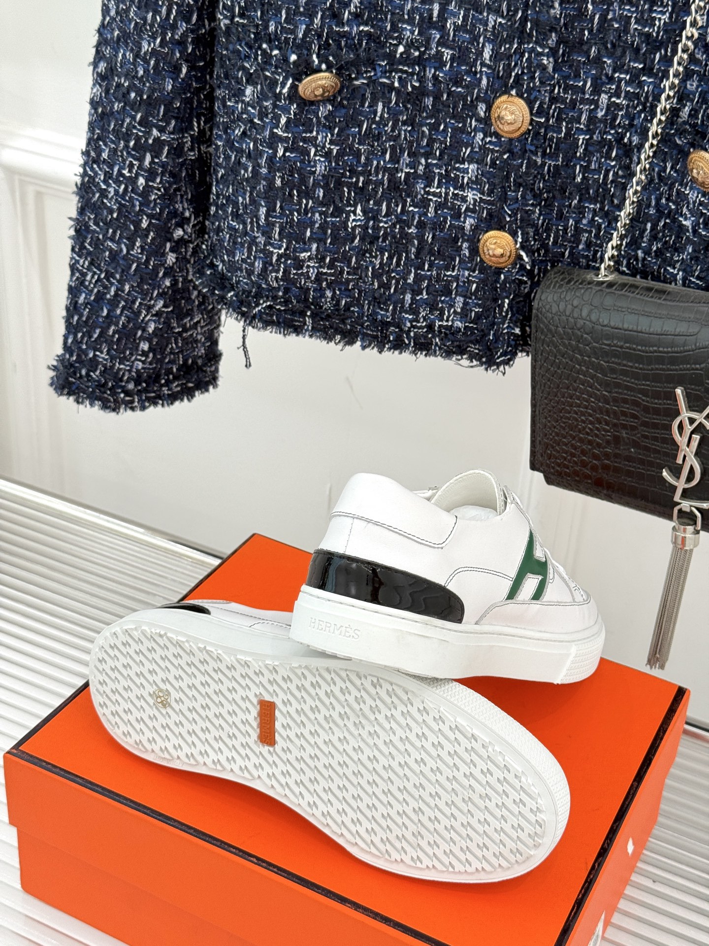 
Hermès/爱马仕经典H标情侣款休闲小白鞋
简直是为追求品质与时尚的情侣量身定制！
标志性的H标低调