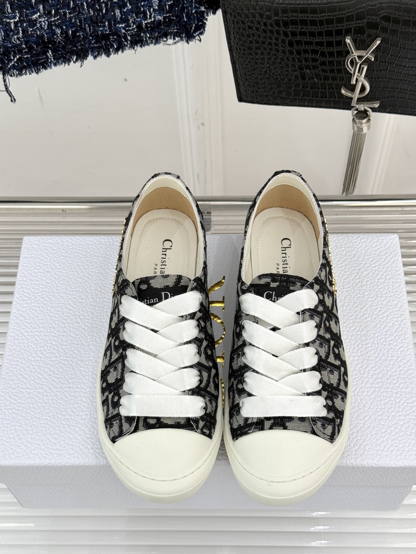 Dior/迪奥25ss新品芭蕾风休闲鞋
当芭蕾艺术与日常休闲碰撞会擦出火花?
D家给出了答案——这双真