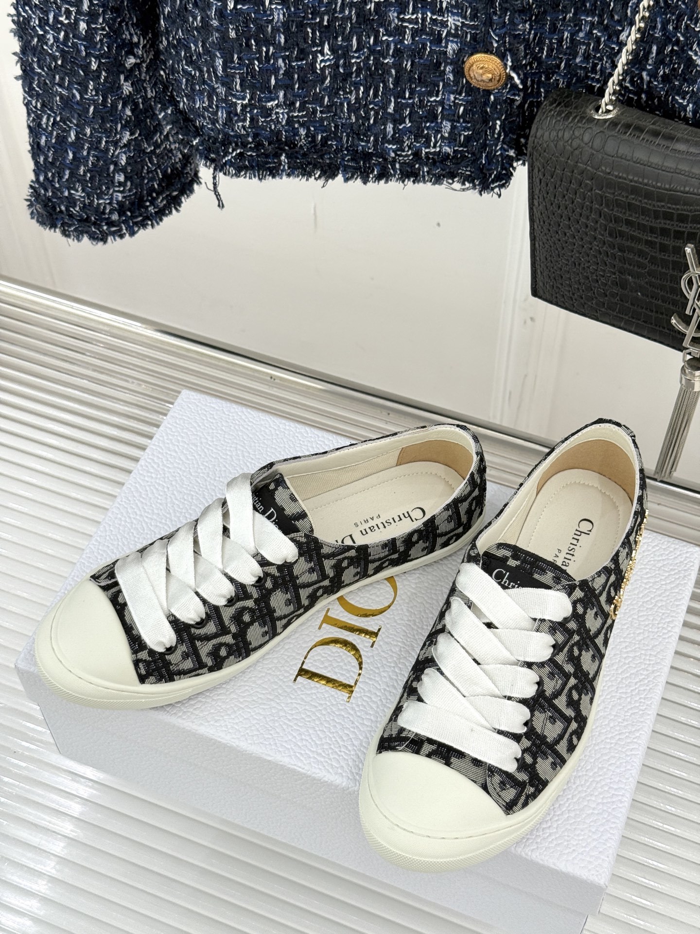 Dior/迪奥25ss新品芭蕾风休闲鞋
当芭蕾艺术与日常休闲碰撞会擦出火花?
D家给出了答案——这双真