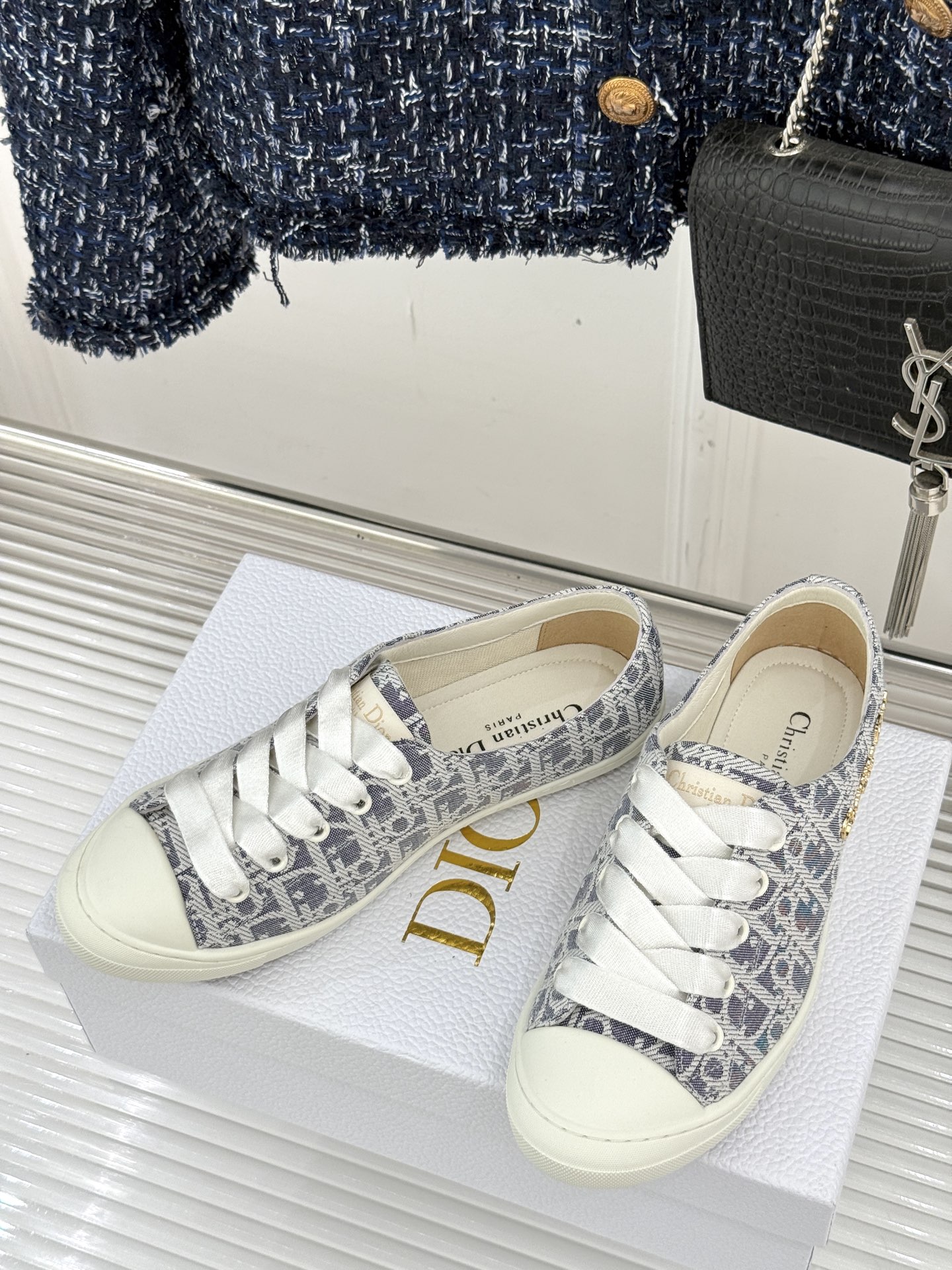 
Dior/迪奥25ss新品芭蕾风休闲鞋
当芭蕾艺术与日常休闲碰撞会擦出火花？
D家给出了答案——这双真