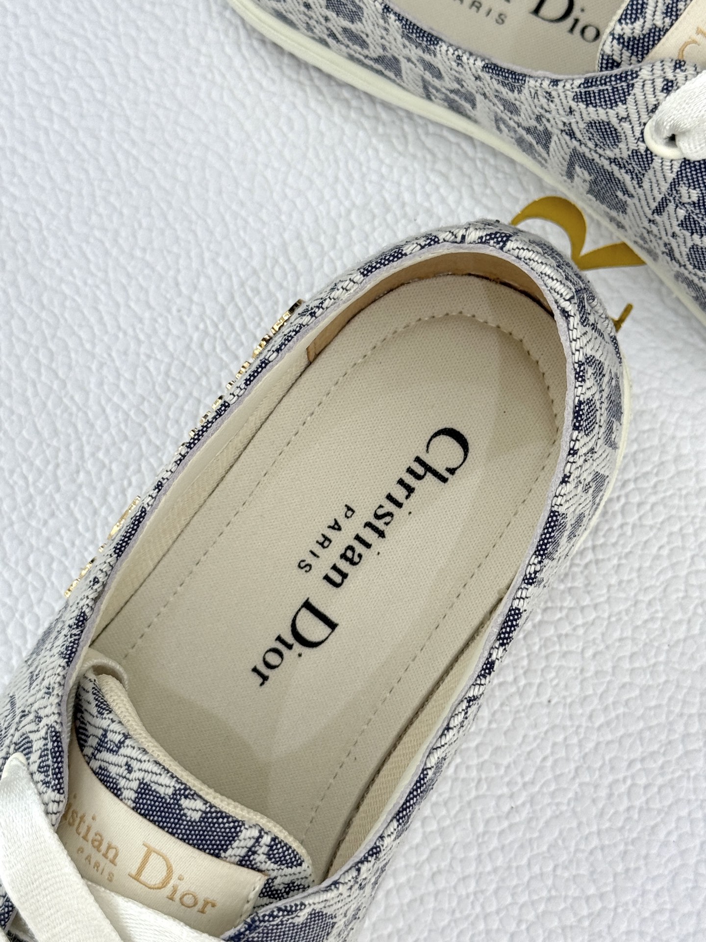 
Dior/迪奥25ss新品芭蕾风休闲鞋
当芭蕾艺术与日常休闲碰撞会擦出火花？
D家给出了答案——这双真