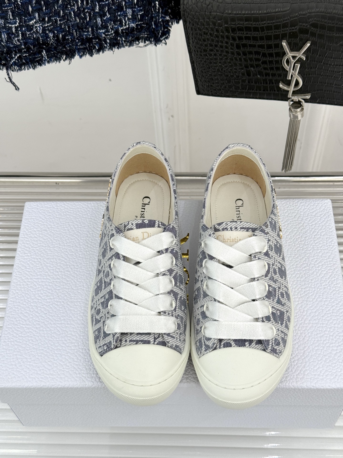 
Dior/迪奥25ss新品芭蕾风休闲鞋
当芭蕾艺术与日常休闲碰撞会擦出火花？
D家给出了答案——这双真